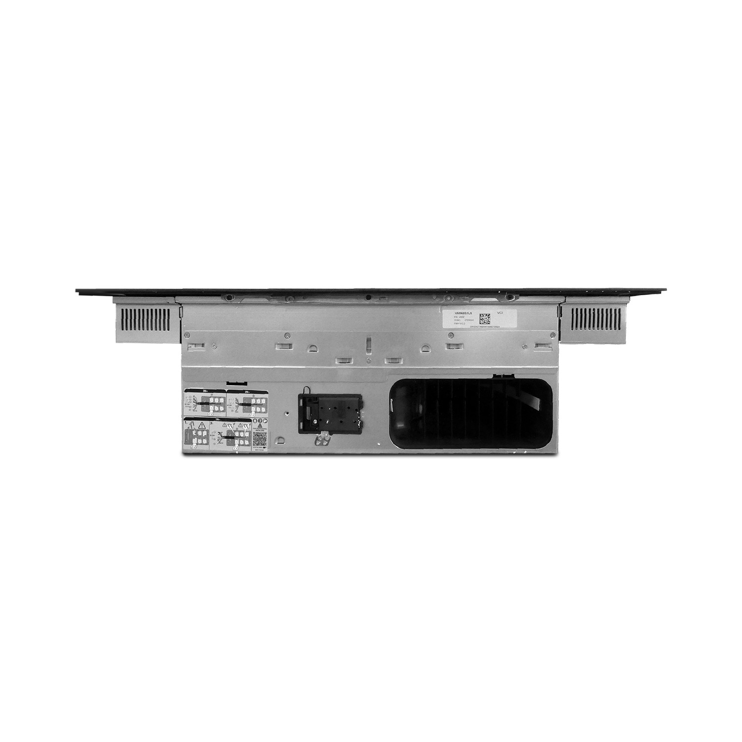 Onderkant van een zwart en zilveren inductiekookplaat. Het toont de interne componenten, waaronder bedrading, een ventilatie en labels.
