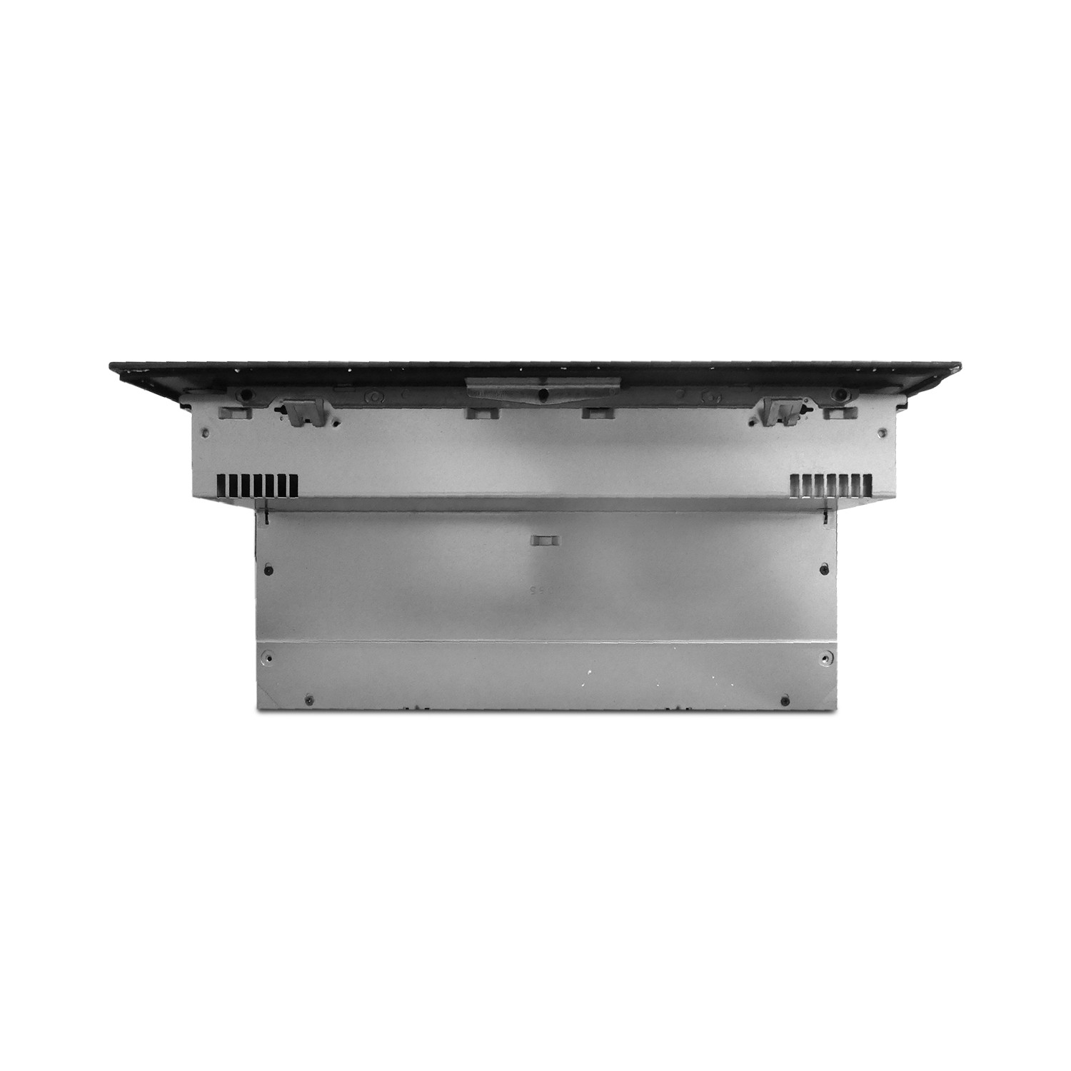 Een close-up van de onderkant van een zwart en zilverkleurig apparaat, mogelijk een kookplaat of fornuis. Het heeft ventilatieopeningen en metalen componenten.