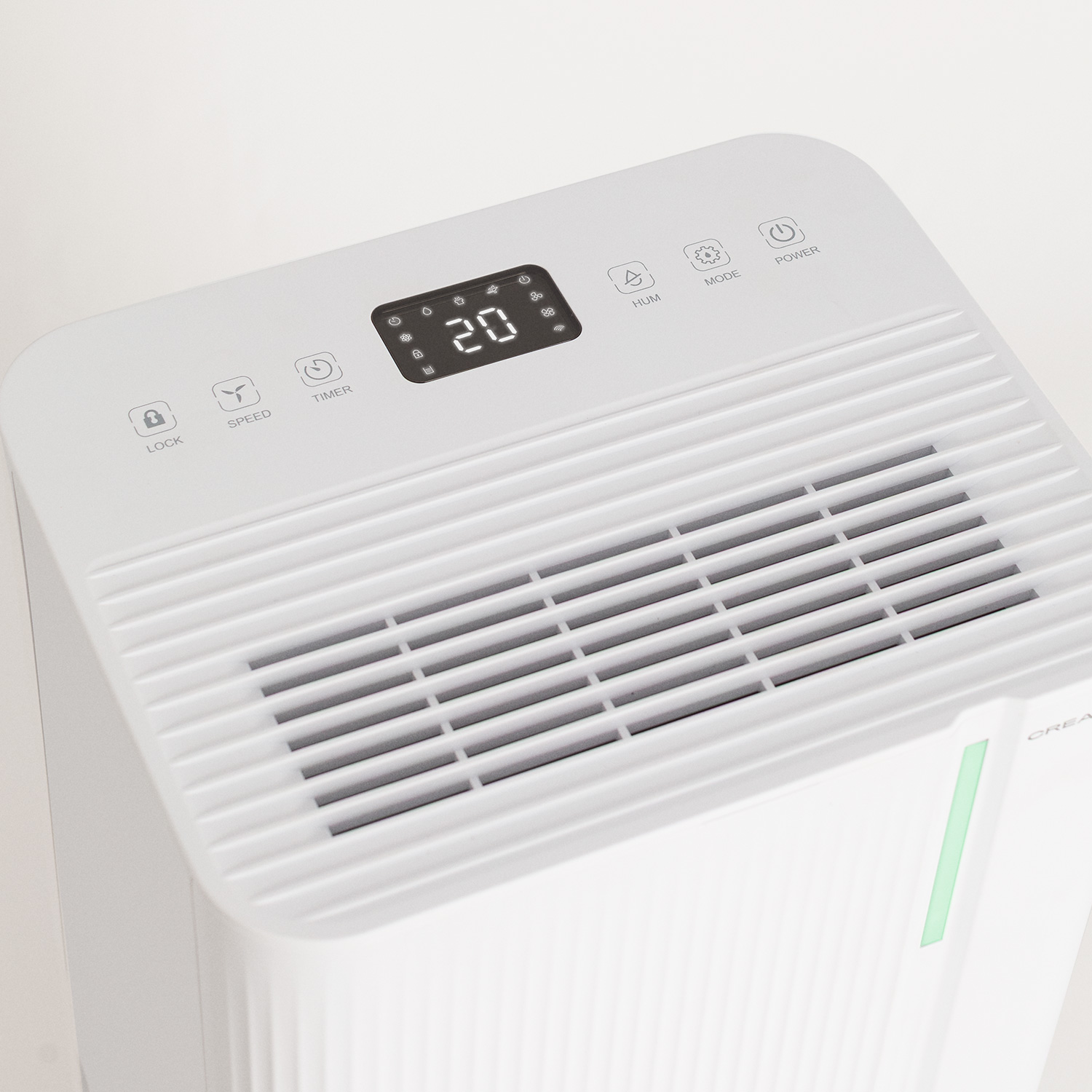 Un purificador de aire blanco. Tiene una pantalla digital que muestra '20'. Botones de bloqueo, velocidad, temporizador, humedad, modo y encendido.