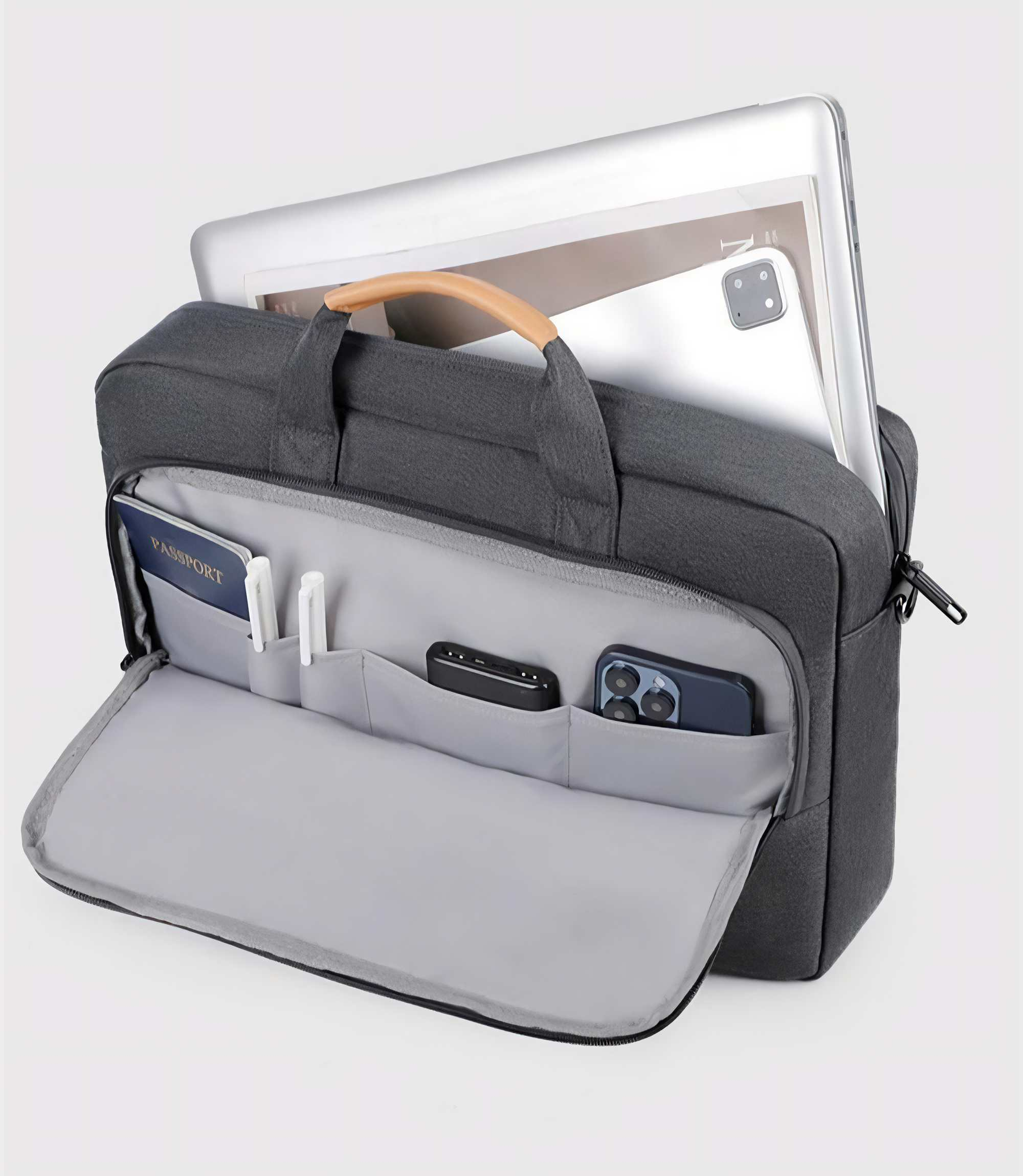 Eine graue Laptoptasche ist geöffnet und zeigt ein Tablet, einen Reisepass, Stifte, ein Telefon und ein Ladegerät.