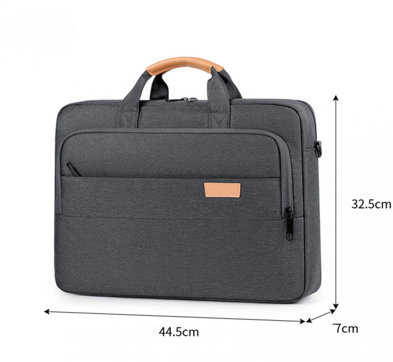 Graue Laptoptasche mit braunem Griff, einer Vordertasche und einem kleinen braunen Patch. Abmessungen: 44,5 cm x 32,5 cm x 7 cm.