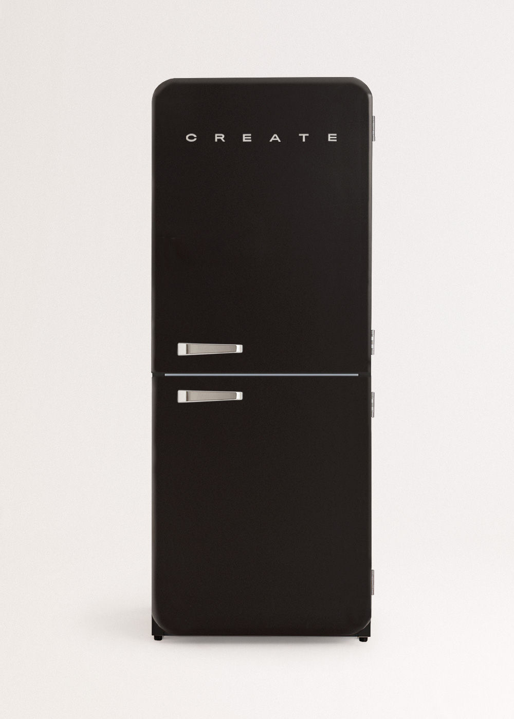 Un refrigerador negro con la palabra CREATE en la parte superior. Tiene dos manijas plateadas y está sobre un fondo blanco.