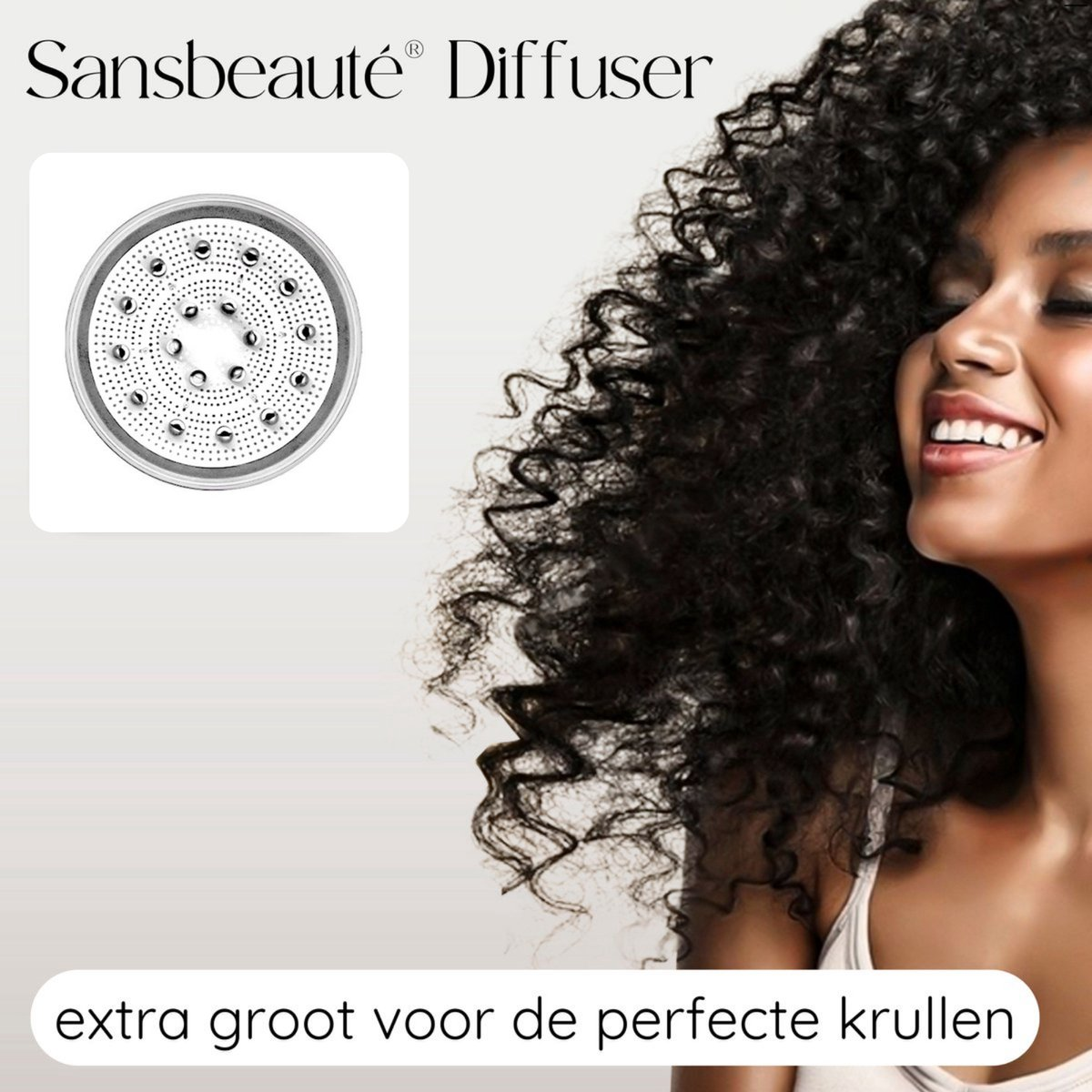 Afbeelding toont een vrouw met krullend haar, een diffuser en de tekst 'extra groot voor de perfecte krullen'.