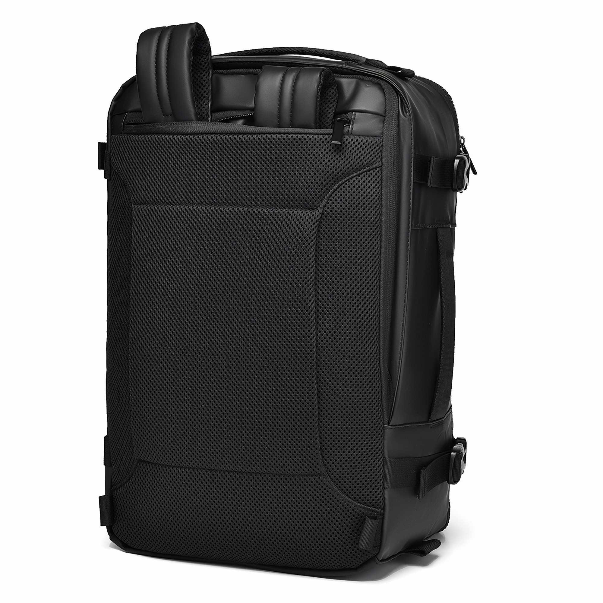 Schwarzer Rucksack auf weißem Hintergrund. Er hat ein Mesh-Rücken, gepolsterte Gurte und mehrere Fächer mit Reißverschlüssen.