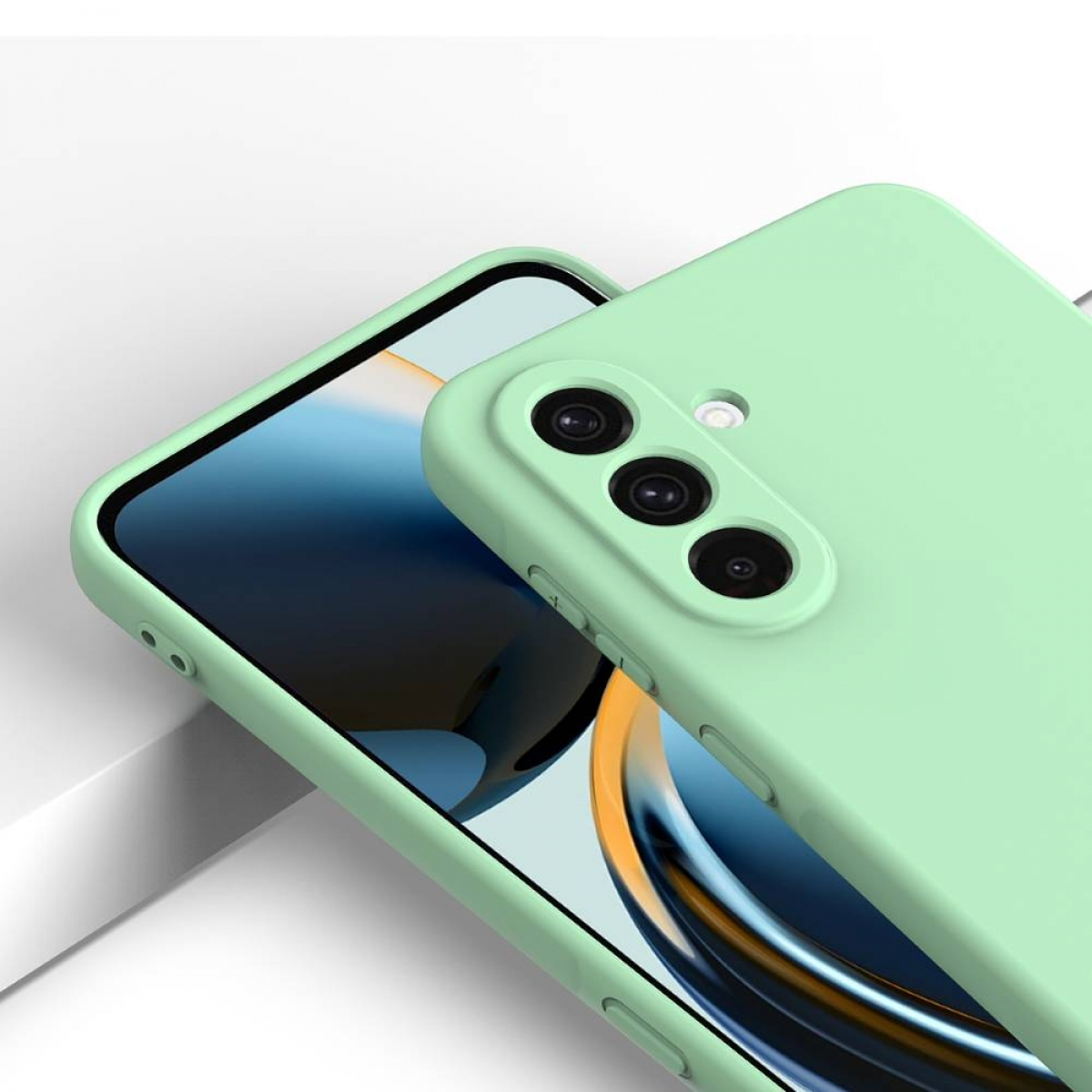 Eine mintgrüne Handyhülle auf einem Handy. Der Bildschirm des Telefons ist sichtbar. Drei Kameralinsen sind auf der Hülle sichtbar.