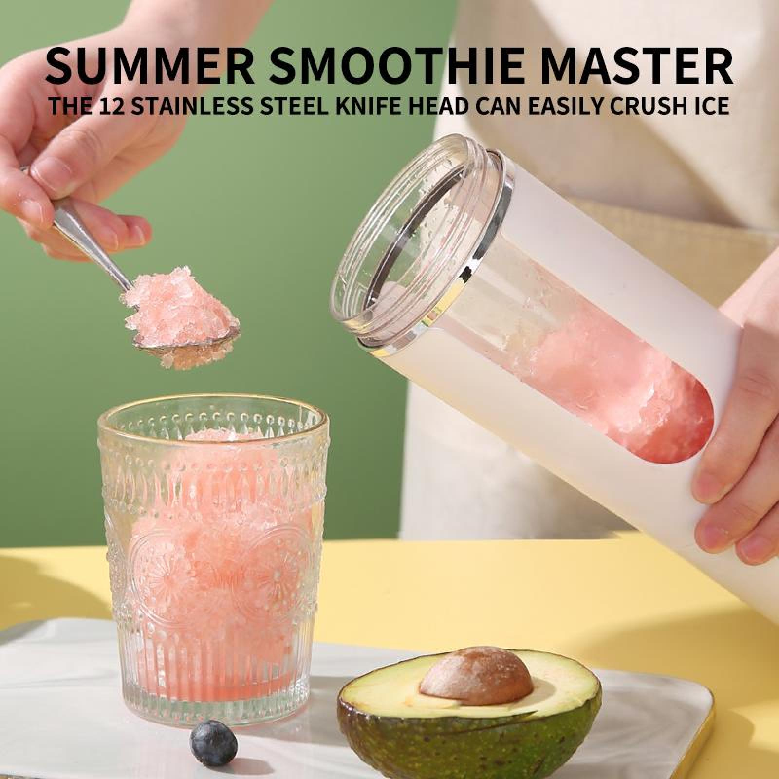Eine Person bereitet einen rosa Smoothie zu. Löffel, Glas, Mixer und Avocado liegen auf einer gelben Oberfläche.