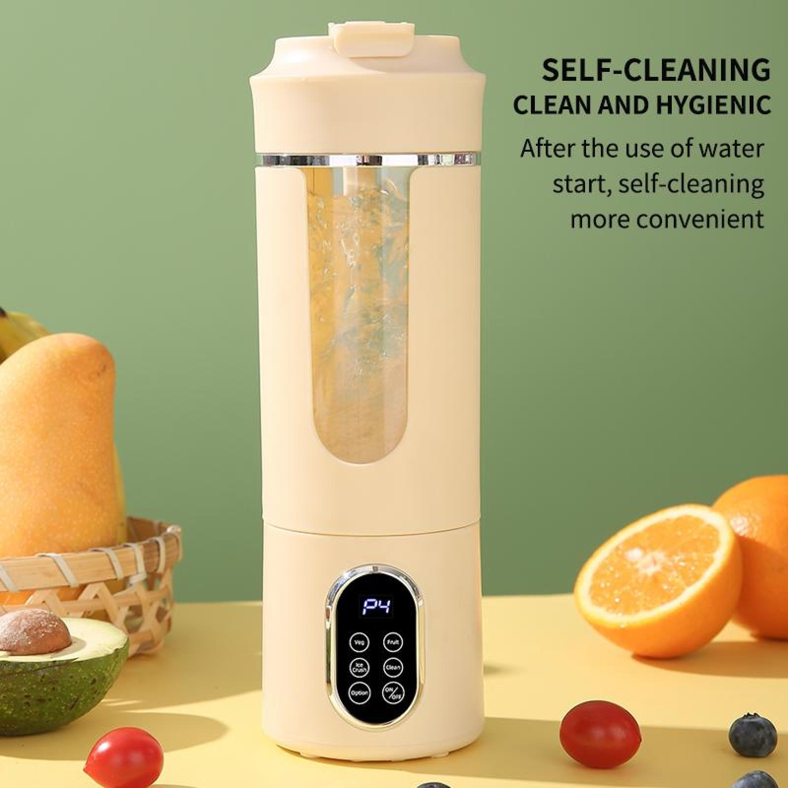 Ein beiger Mixer mit Digitalanzeige steht inmitten von Früchten wie Mangos, Orangen und Beeren vor grünem Hintergrund.