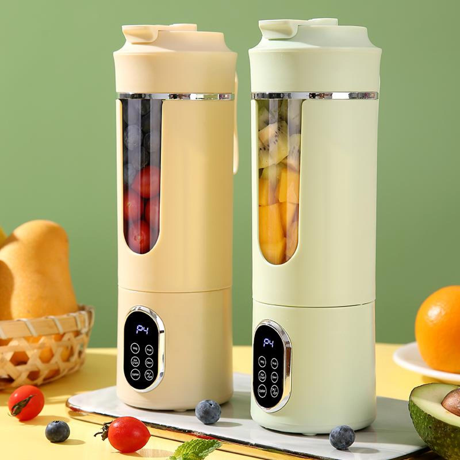 Zwei Mixer mit Früchten. Einer hat Tomaten, der andere Kiwi und Mango. Blaubeeren und Tomaten liegen davor.