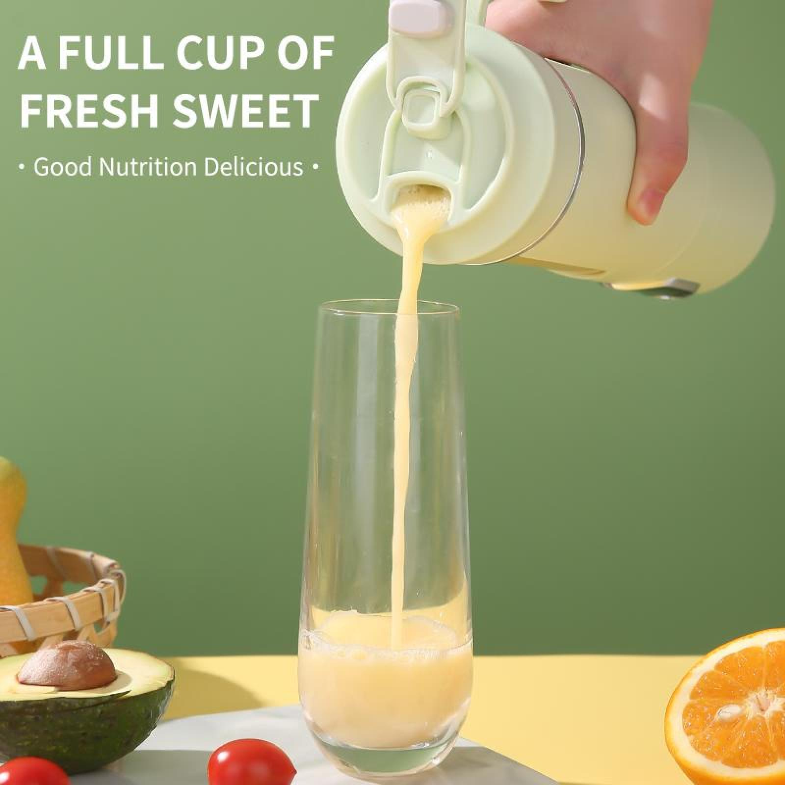 Eine Hand gießt Saft aus einem Mixer in ein Glas. Früchte wie Avocado, Tomaten und Orange sind sichtbar.
