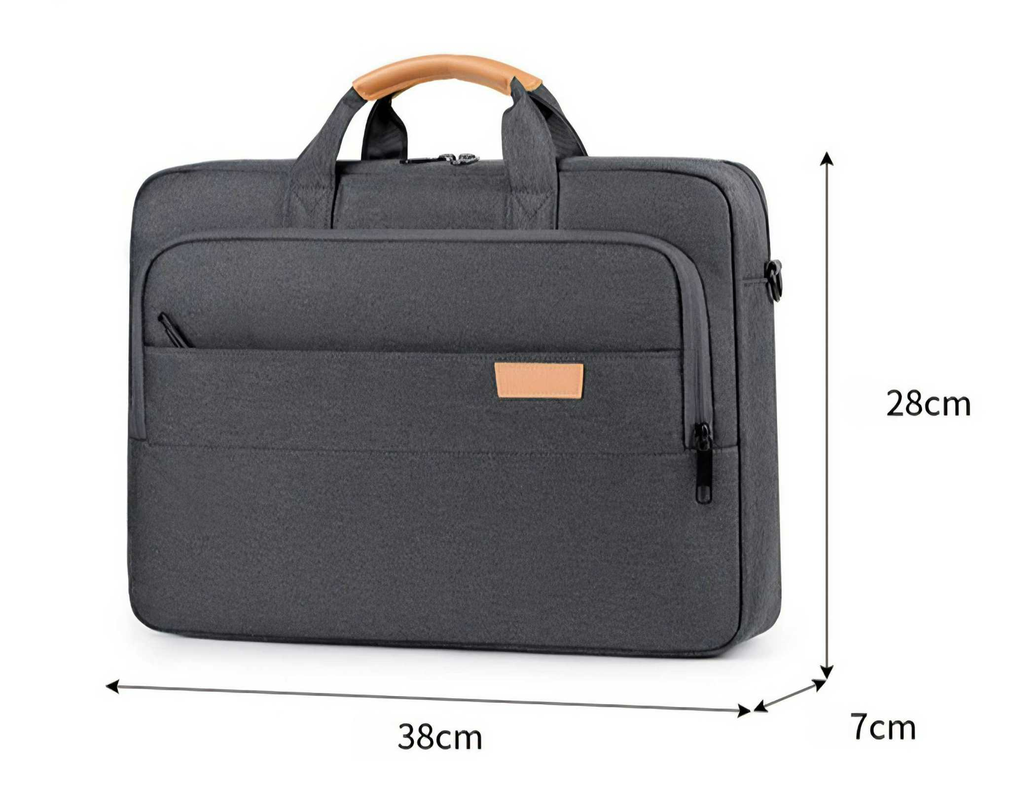 Graue Laptoptasche mit Maßangaben. Sie hat einen braunen Griff und eine Vordertasche mit Stift.