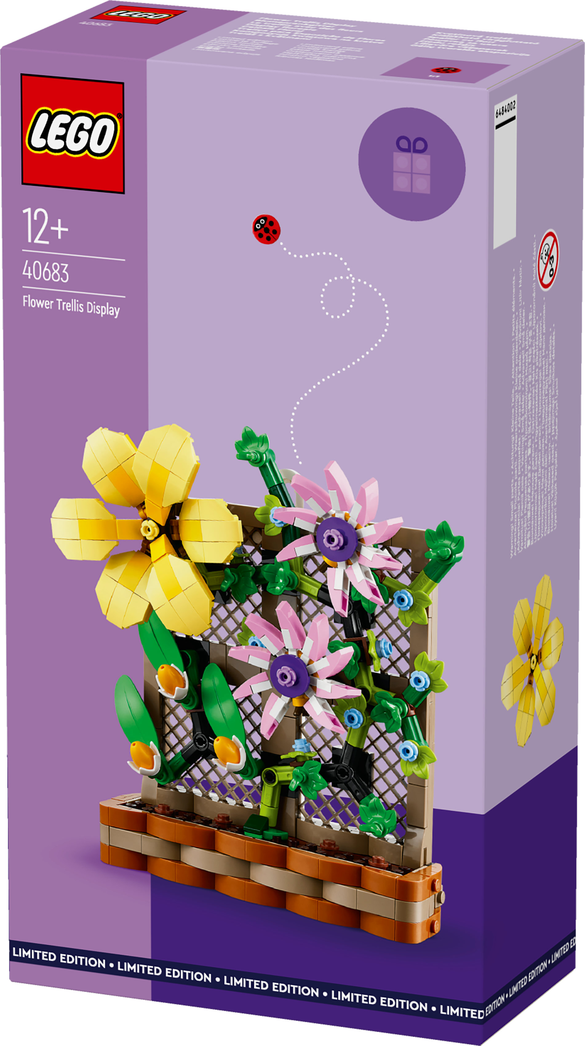 Pudełko LEGO. Ekspozycja kratki kwiatowej wykonana z klocków LEGO. Zawiera żółte i różowe kwiaty, zielone liście i małą biedronkę.