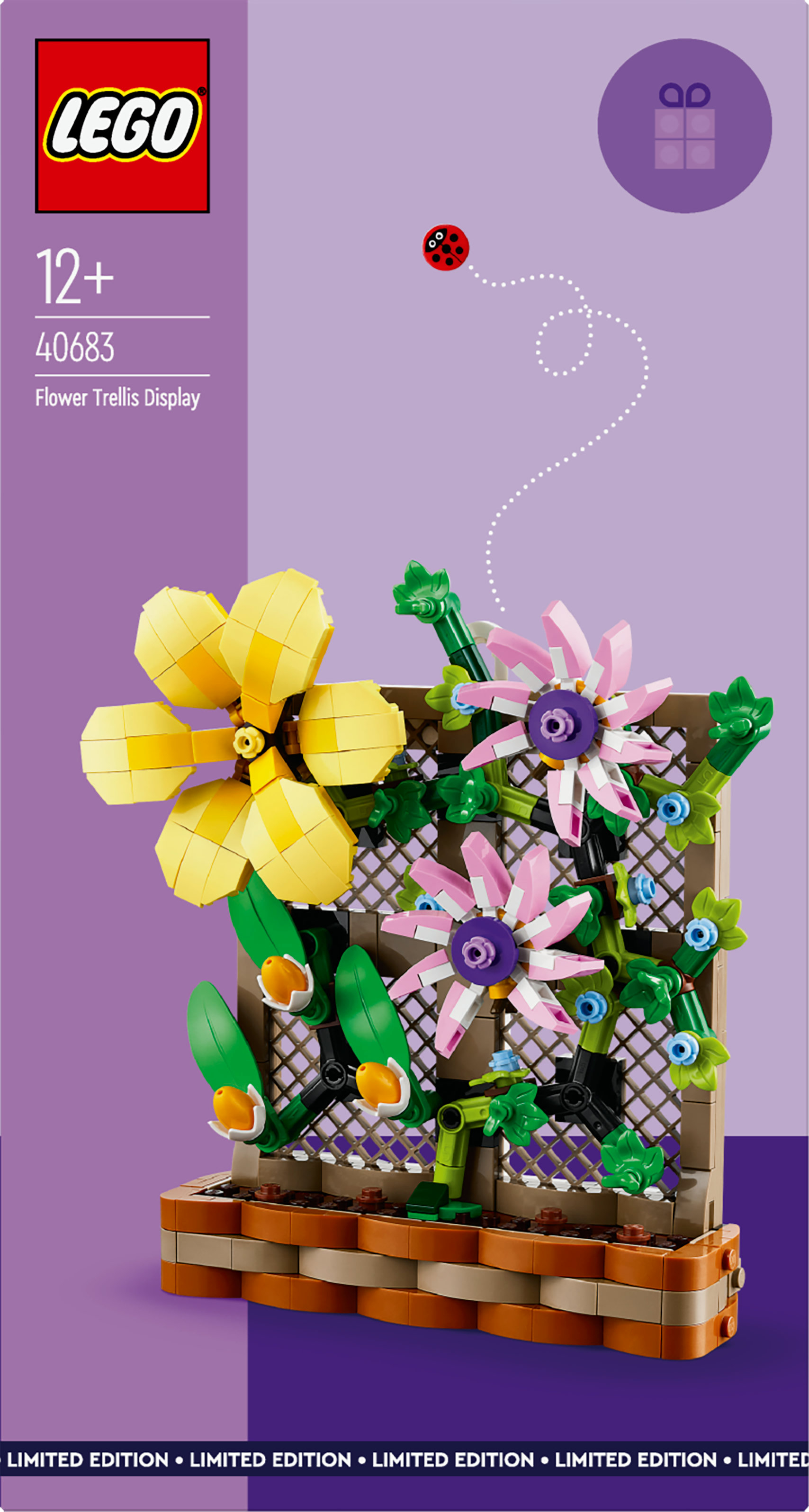 Zestaw LEGO. Ekspozycja kraty kwiatowej z żółtymi i różowymi kwiatami, biedronką i ikoną prezentu na fioletowym tle.