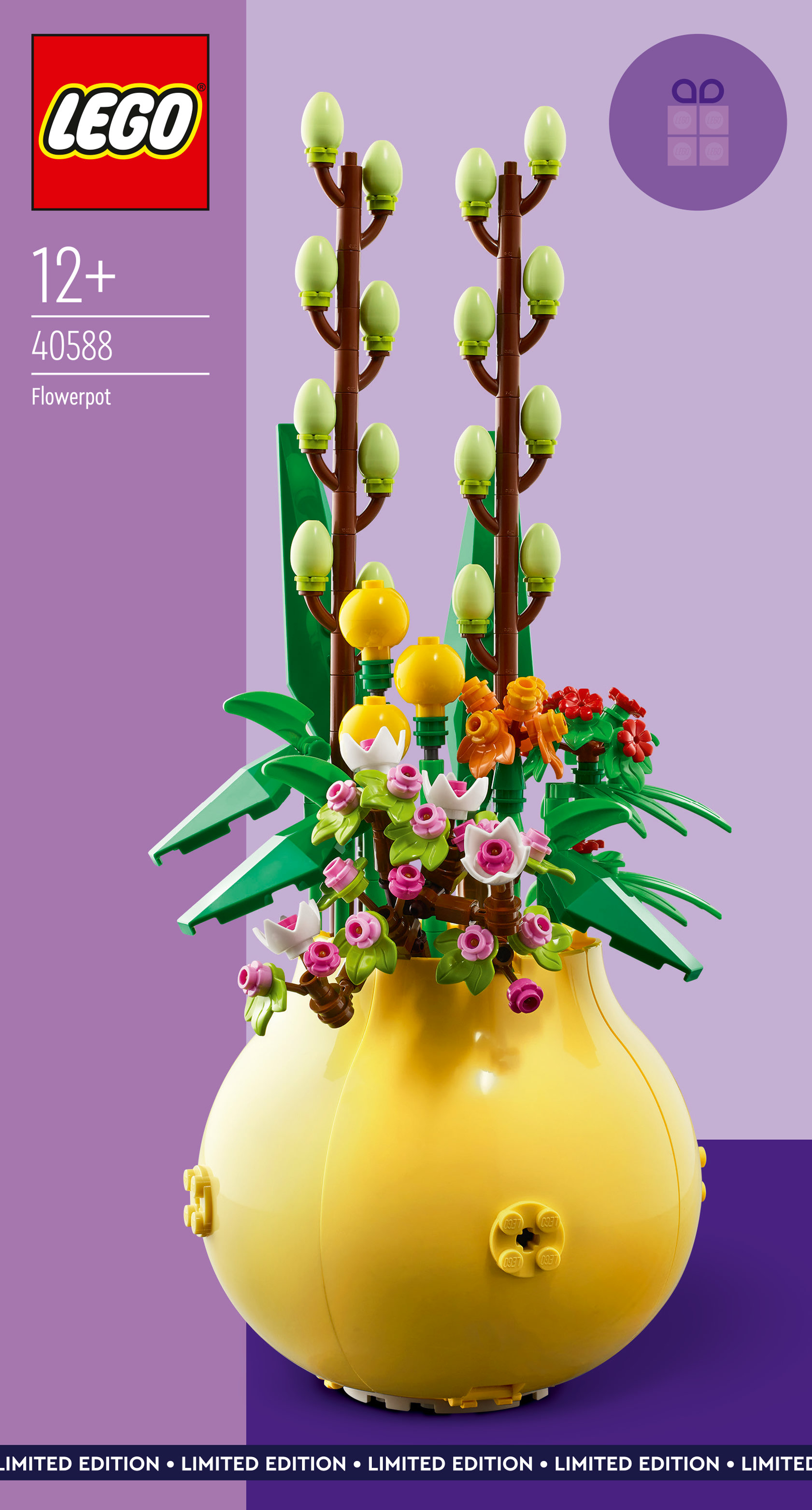 Zestaw LEGO z doniczką. Żółty wazon zawiera zielone liście, kwiaty i łodygi z zielonymi pąkami. Tło jest fioletowe.