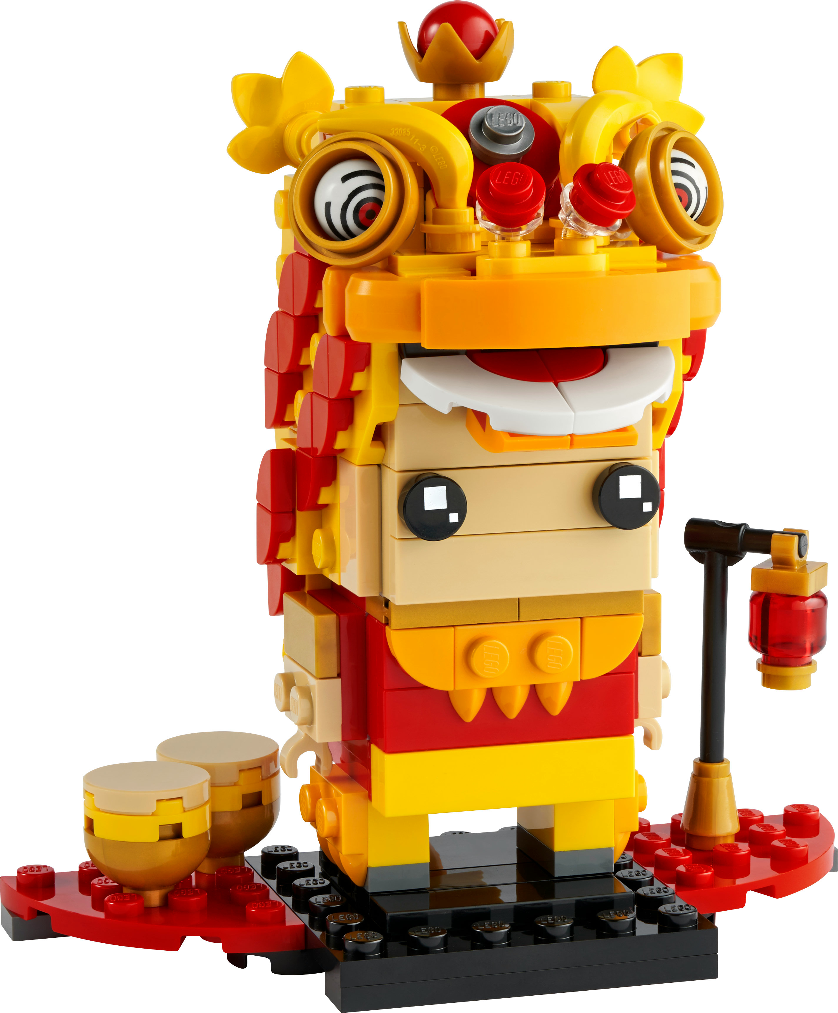 Un modello Lego di danza del leone con mattoni rossi, gialli e dorati. Ha una lanterna, tamburi e una base nera.