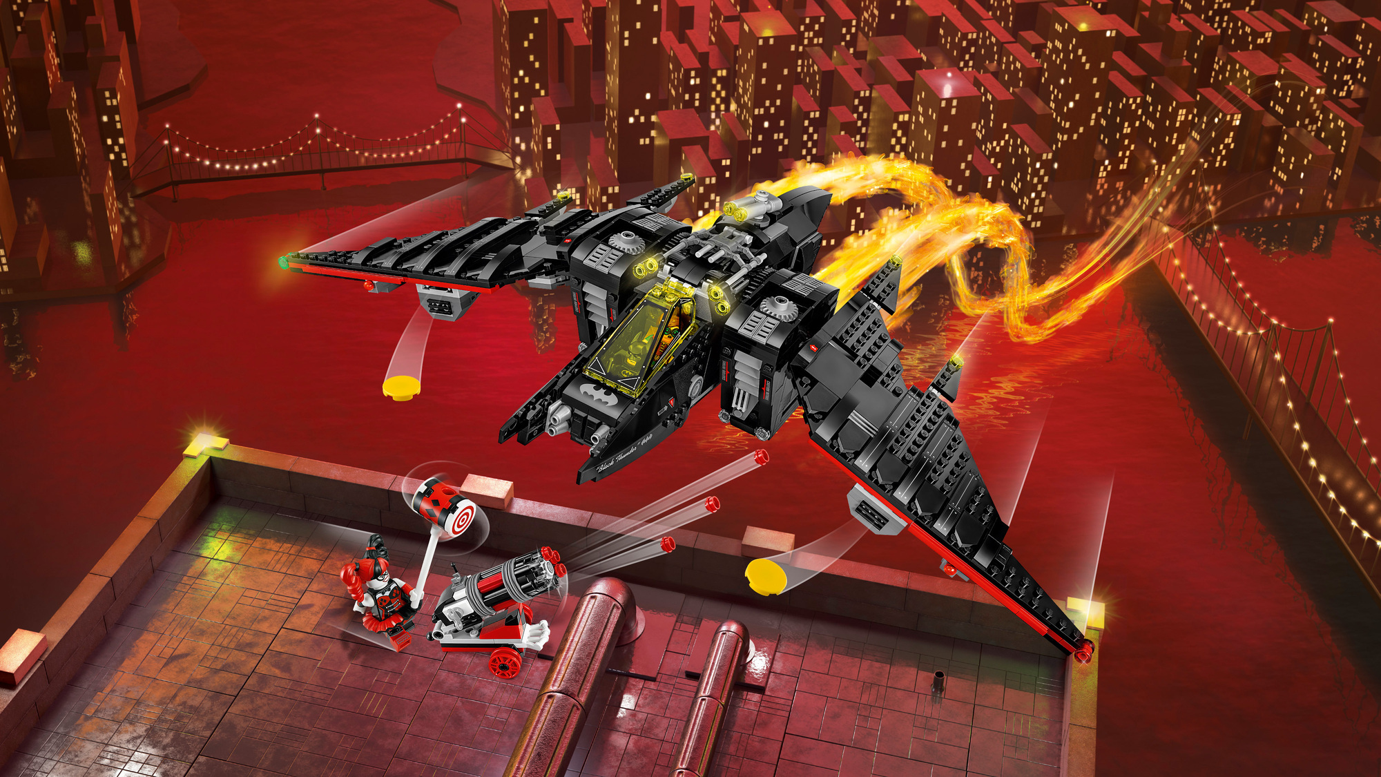 Een zwarte Lego Batwing vliegt over een rode stad. Harley Quinn staat op de grond met een rood-wit kanon. Stadsgebouwen op de achtergrond.