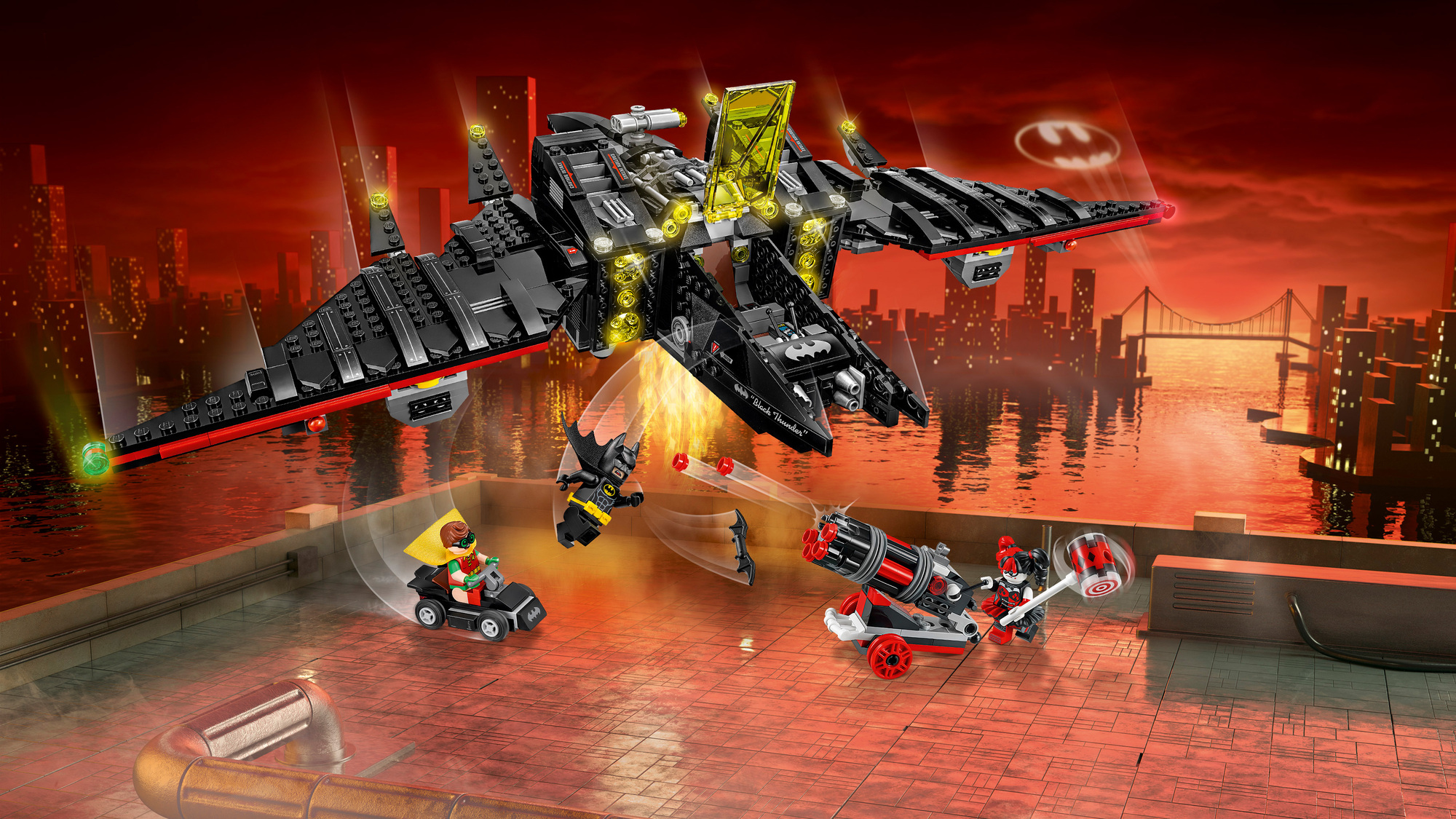 LEGO Batman-scène. Een batwing vliegt over een stadsgezicht. Batman, Robin en Harley Quinn vechten met kanonnen.