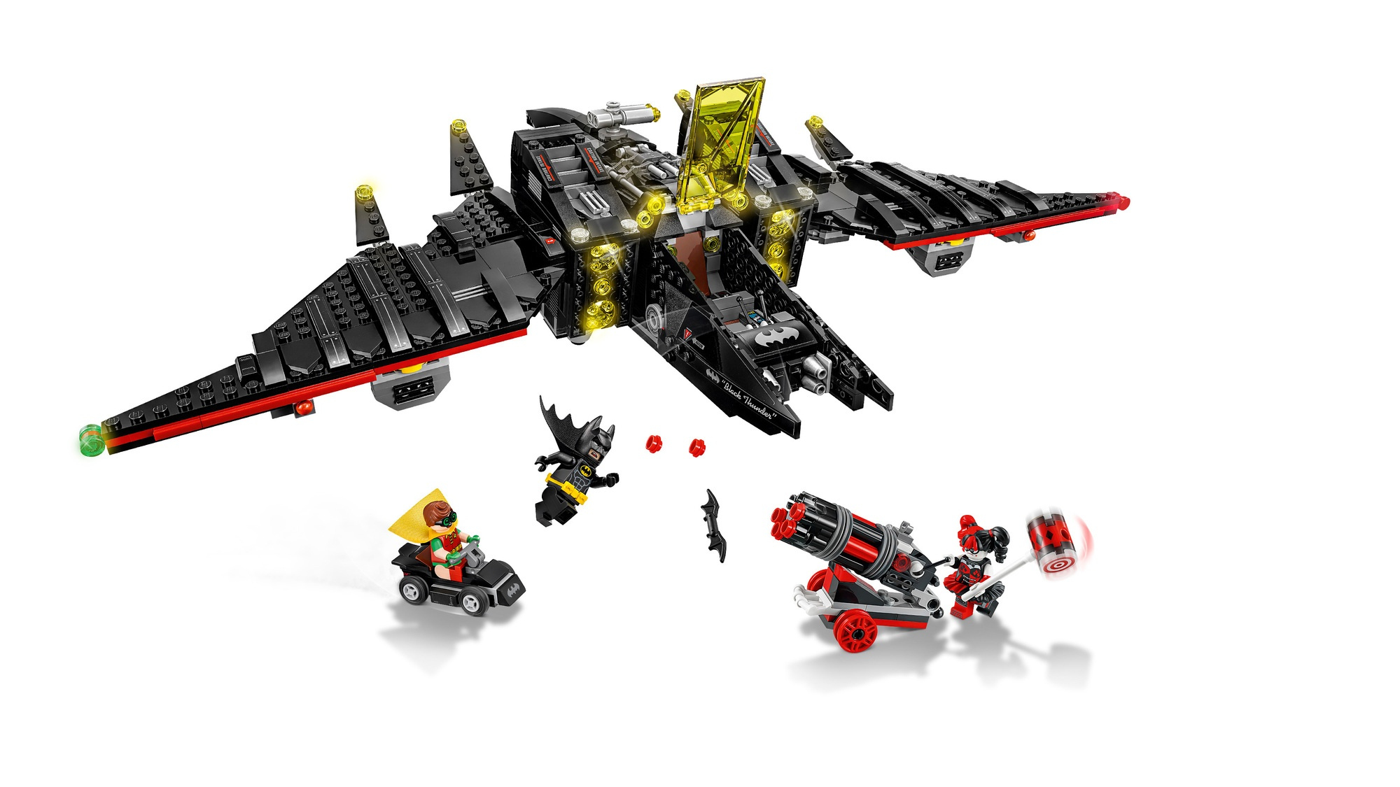 Een Lego-set toont de Batwing met figuren van Batman, Robin en Harley Quinn. De Batwing is zwart, geel en rood.