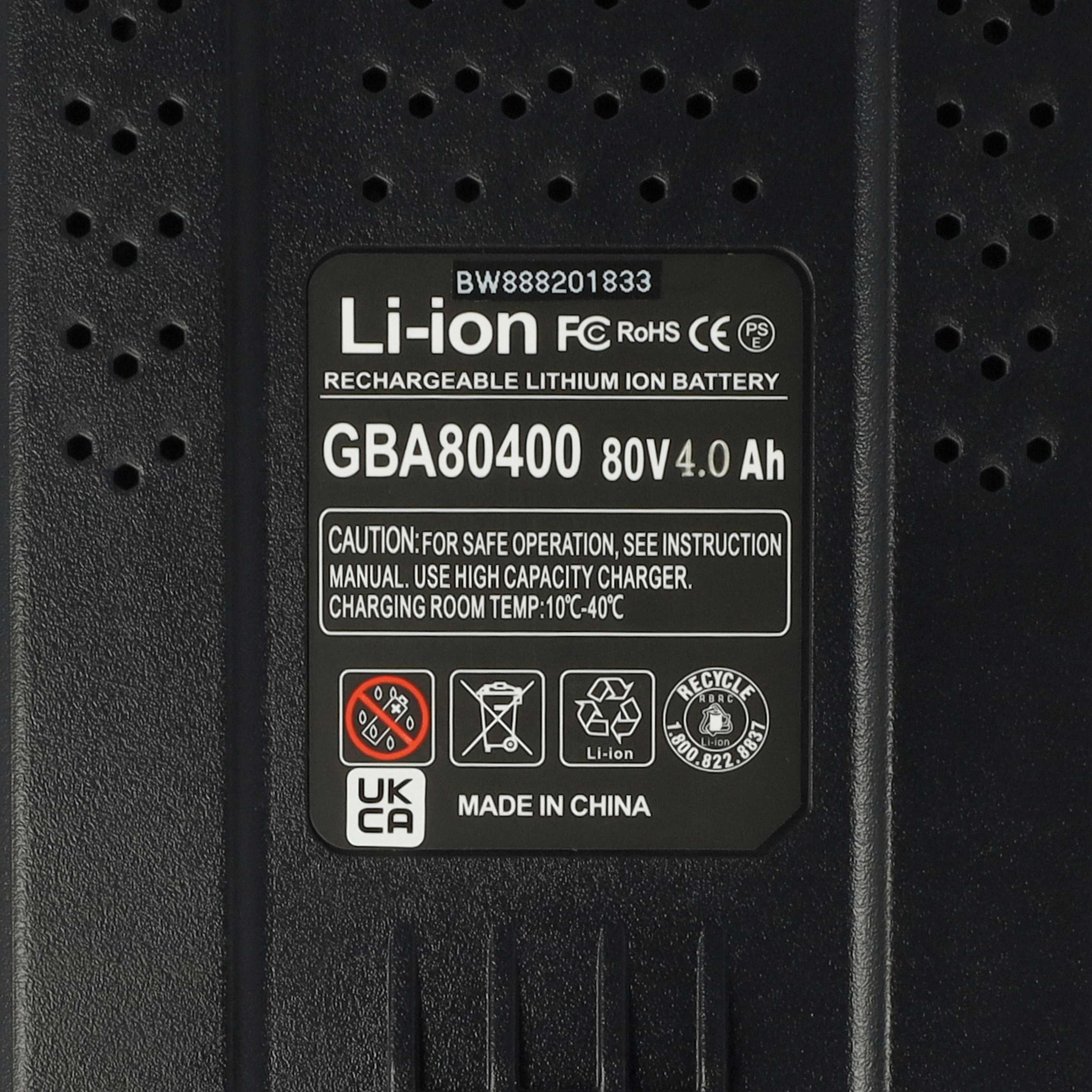 Schwarzes Batterieetikett mit Text, Warnhinweisen und Recycling-Symbolen. Es hat den Text "Li-ion", "GBA80400 80V 4.0 Ah" und "Made in China".