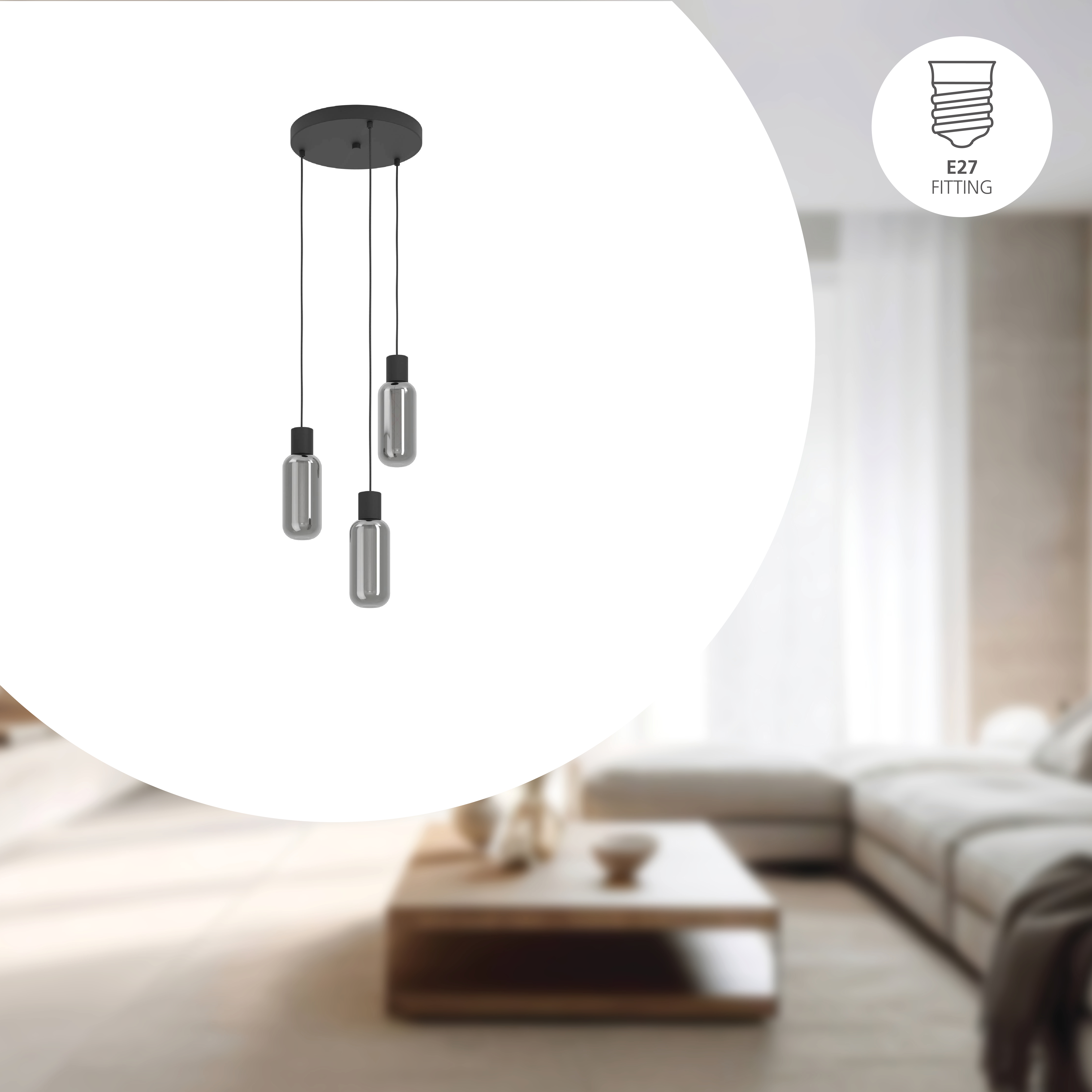 Una moderna lampada a sospensione con tre lampadine. Lo sfondo mostra un soggiorno con divano e tavolo.