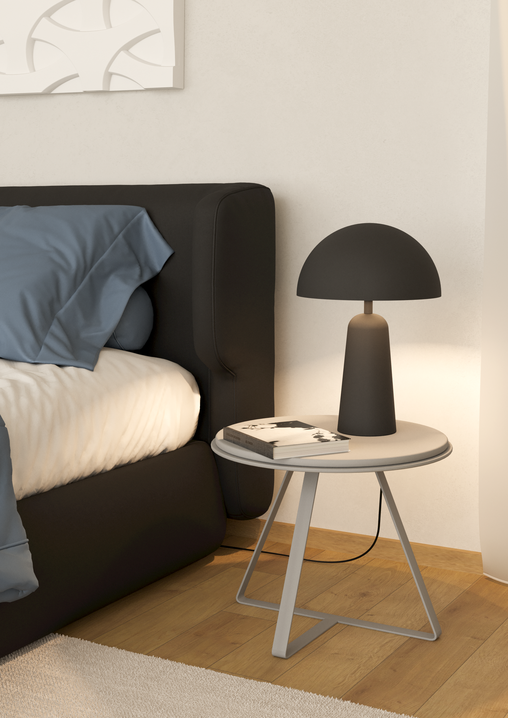 Schlafzimmer mit Bett, Nachttisch und Lampe. Ein Buch liegt auf dem Tisch. Holzboden und weißer Teppich sind sichtbar.