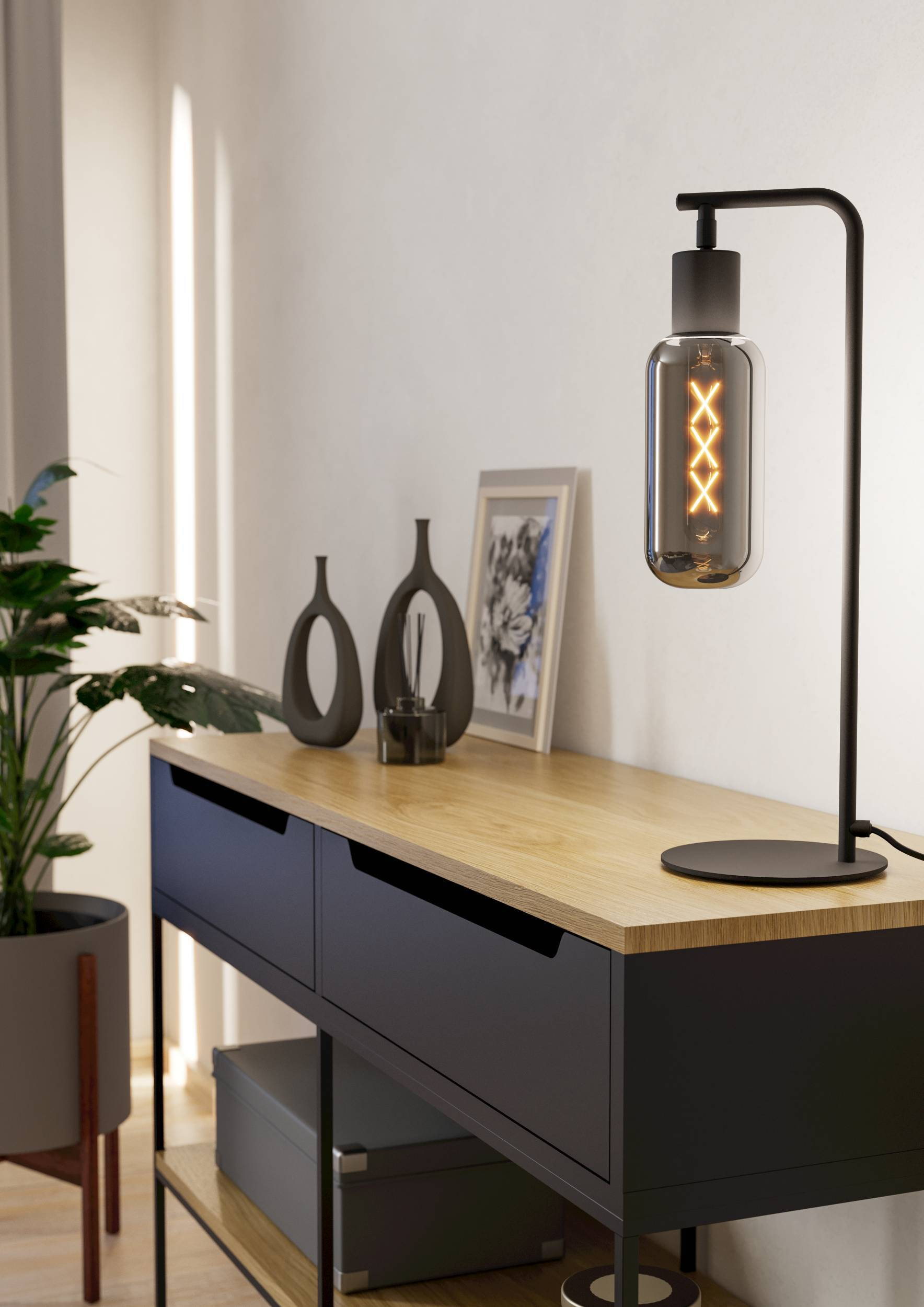 Scena interna moderna con lampada nera, tavolo in legno e oggetti decorativi. La luce entra da una finestra.