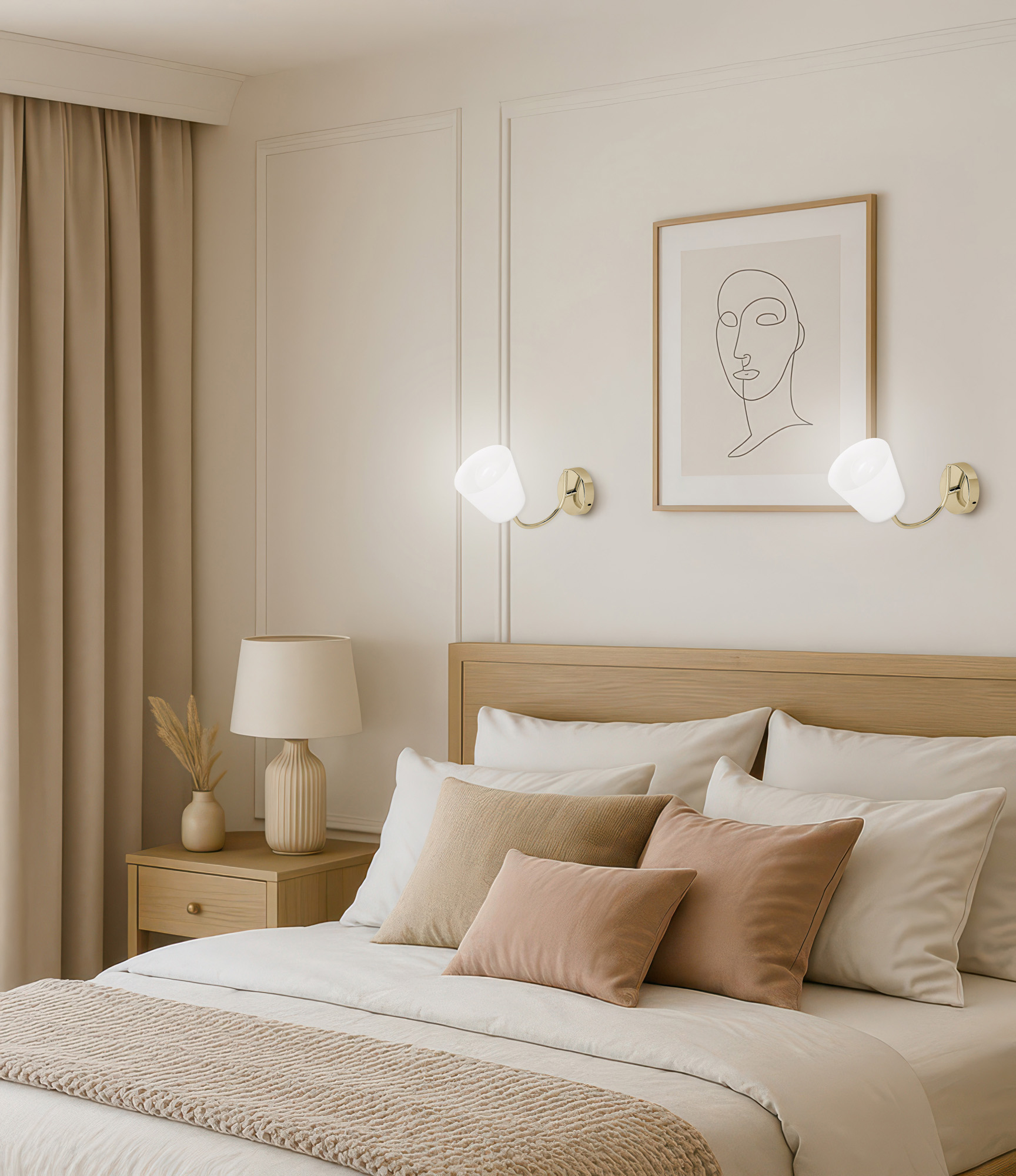 Scena di camera da letto con letto, cuscini, lampade e un dipinto. Colori neutri e tessuti morbidi creano un'atmosfera accogliente.