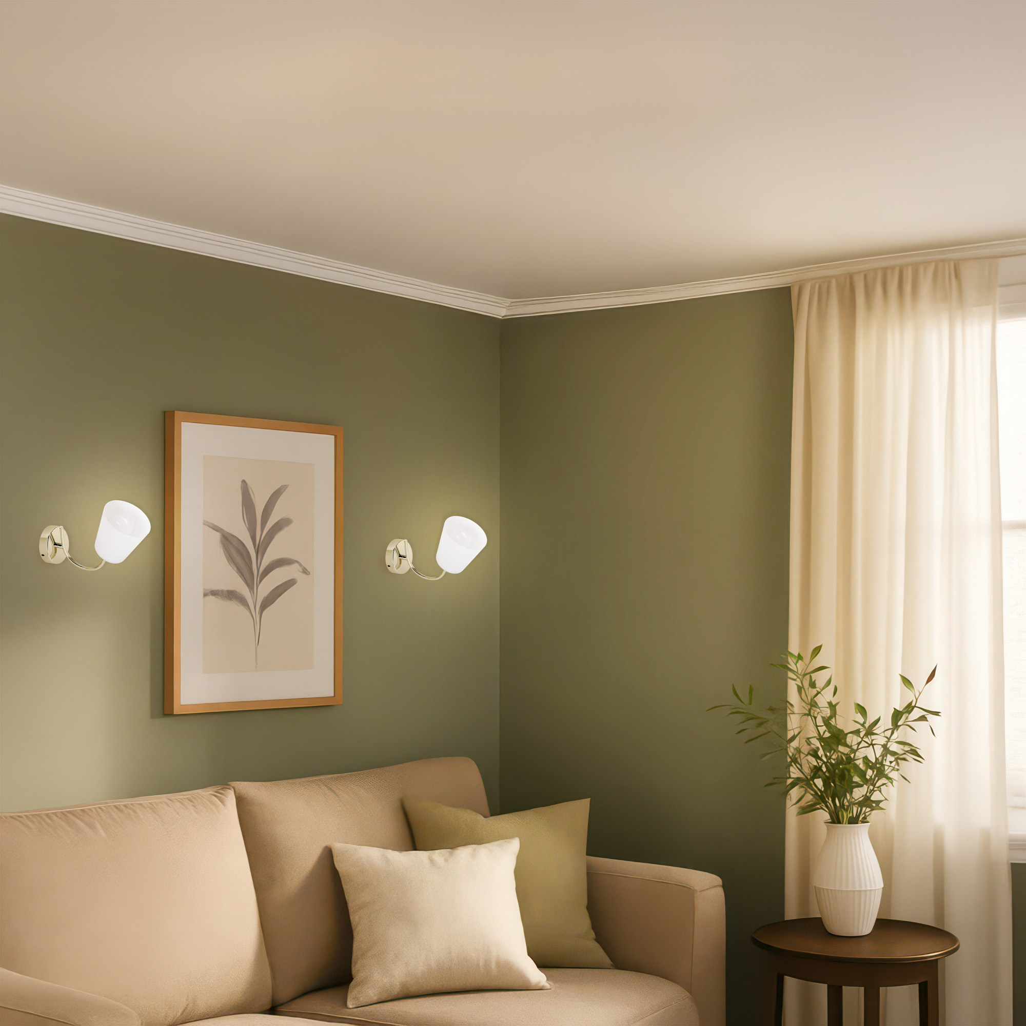 Un soggiorno con divano beige, parete verde, opera d'arte, due lampade e un vaso con piante. È visibile una finestra con tende bianche.
