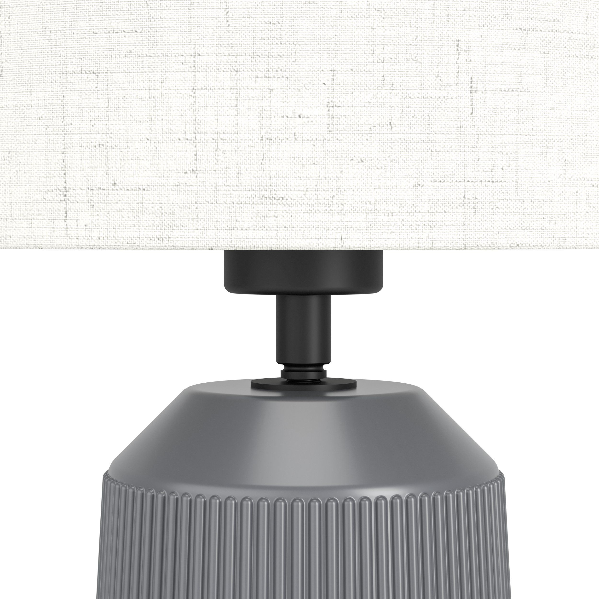 Eine graue Lampe mit strukturiertem Sockel und Stoffschirm vor weißem Hintergrund.