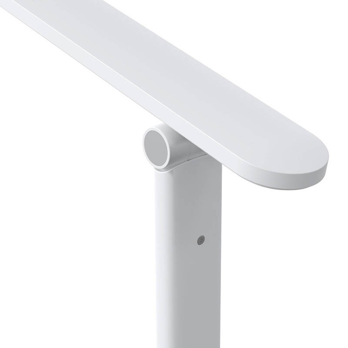 Biała lampa biurkowa. Ma prostokątny panel świetlny i cylindryczny przegub. Podstawa jest również biała i prostokątna.