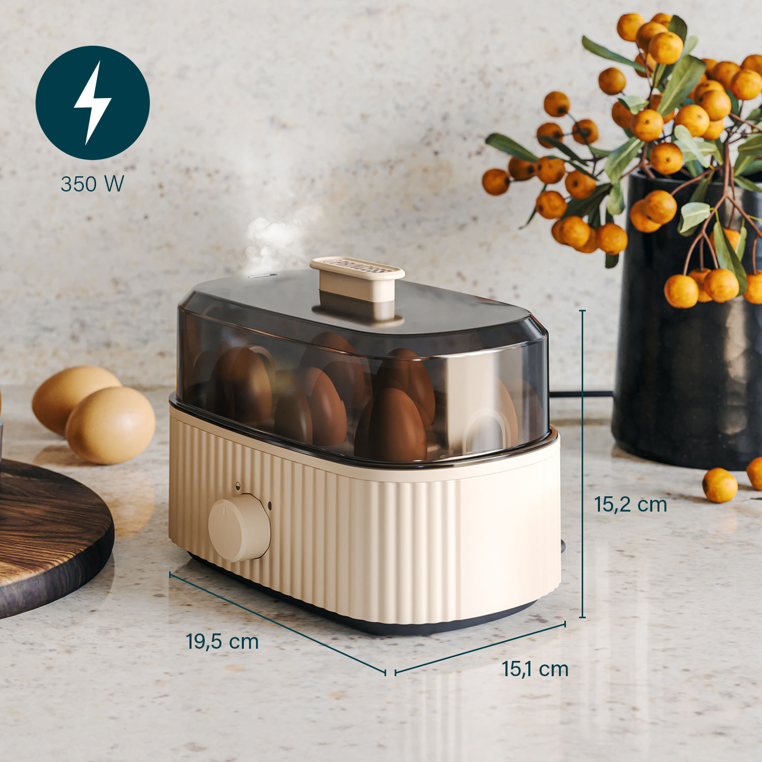 Parowar do jajek z jajkami w środku. Para unosi się z pokrywy. Po prawej wazon z pomarańczowymi jagodami. Jajka i deska do krojenia po lewej.