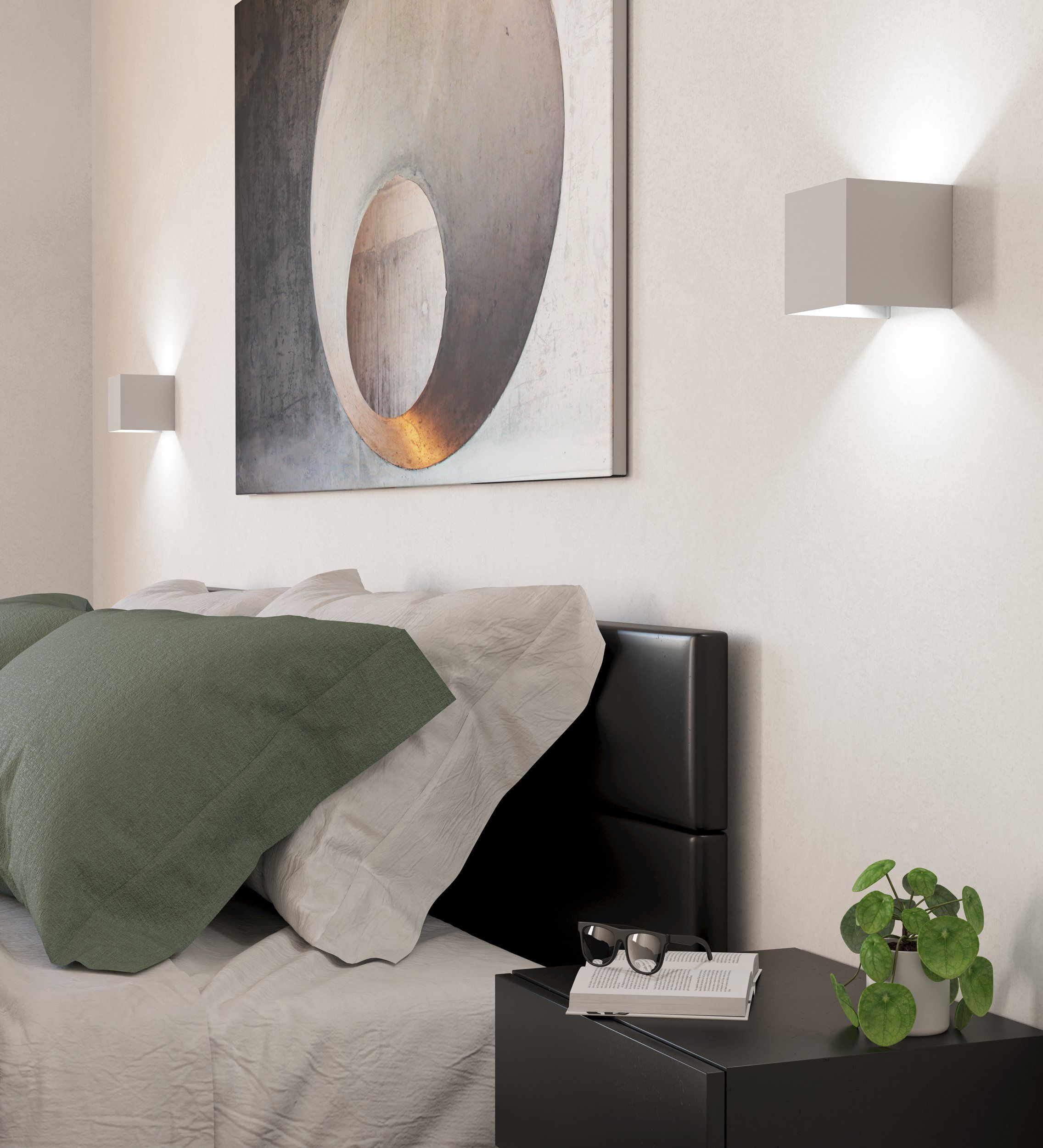 Schlafzimmer mit Bett, Kissen, Nachttisch, Lampe und Kunstwerk. Auf dem Nachttisch stehen eine Pflanze und ein Buch.