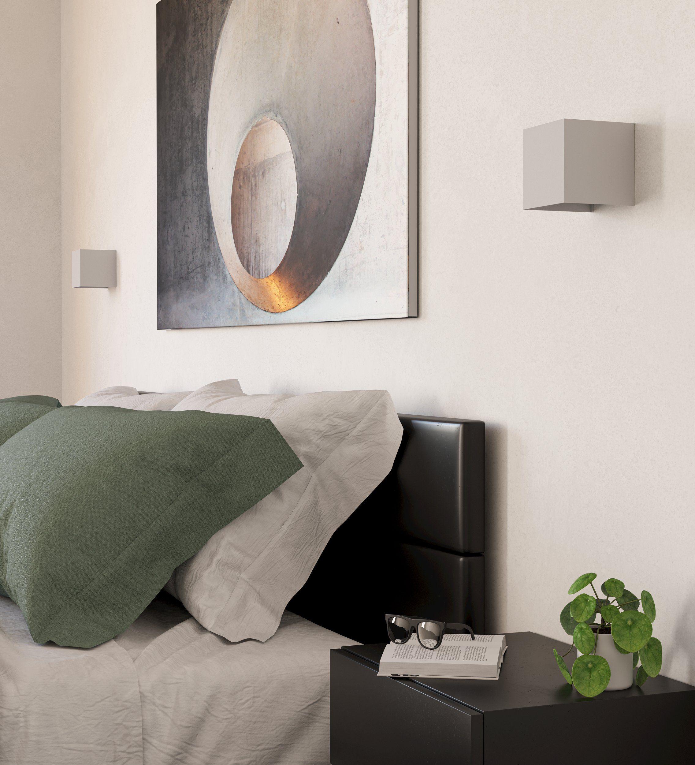 Schlafzimmerszene mit Bett, Kissen, Kunst, Nachttisch, Pflanze und Wandleuchten. Neutrale Töne dominieren.
