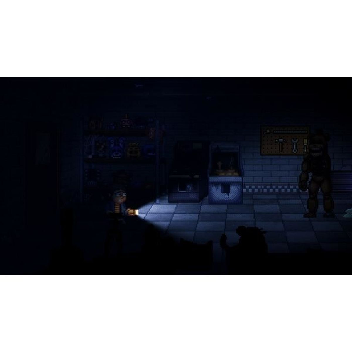 Osoba z latarką w ciemnym pokoju. W tle animatronik Freddy Fazbear i automaty do gier.