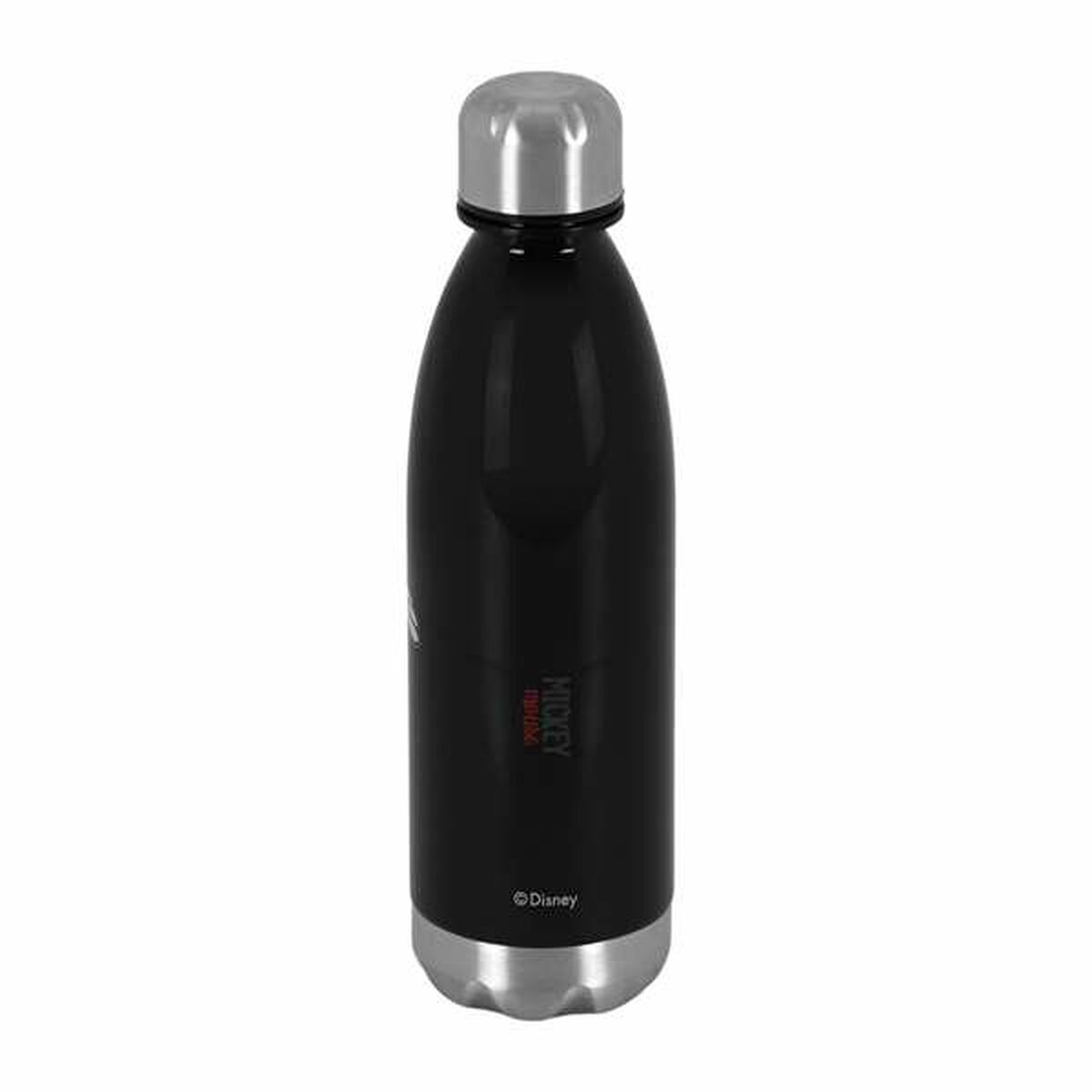 Eine schwarze Wasserflasche mit silbernem Deckel und Boden. Sie hat die Worte "Mickey Mouse" und das Disney-Logo.