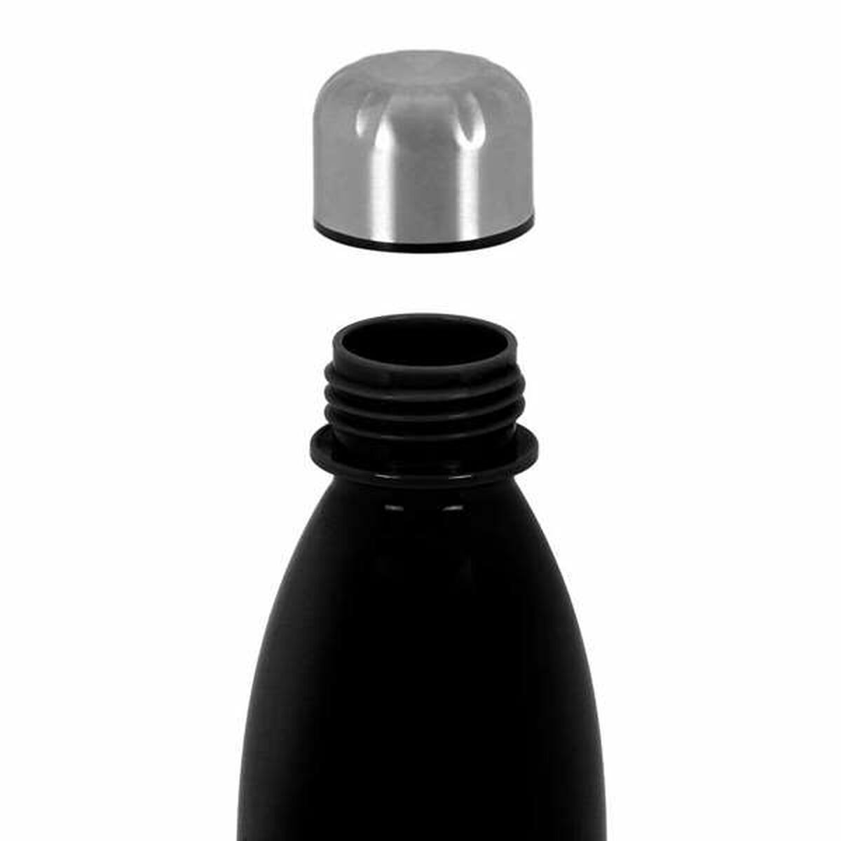 Eine schwarze Flasche mit abgenommenem silbernen Deckel. Der Deckel befindet sich über der Flaschenöffnung und zeigt ihre Gewinde. Weißer Hintergrund.