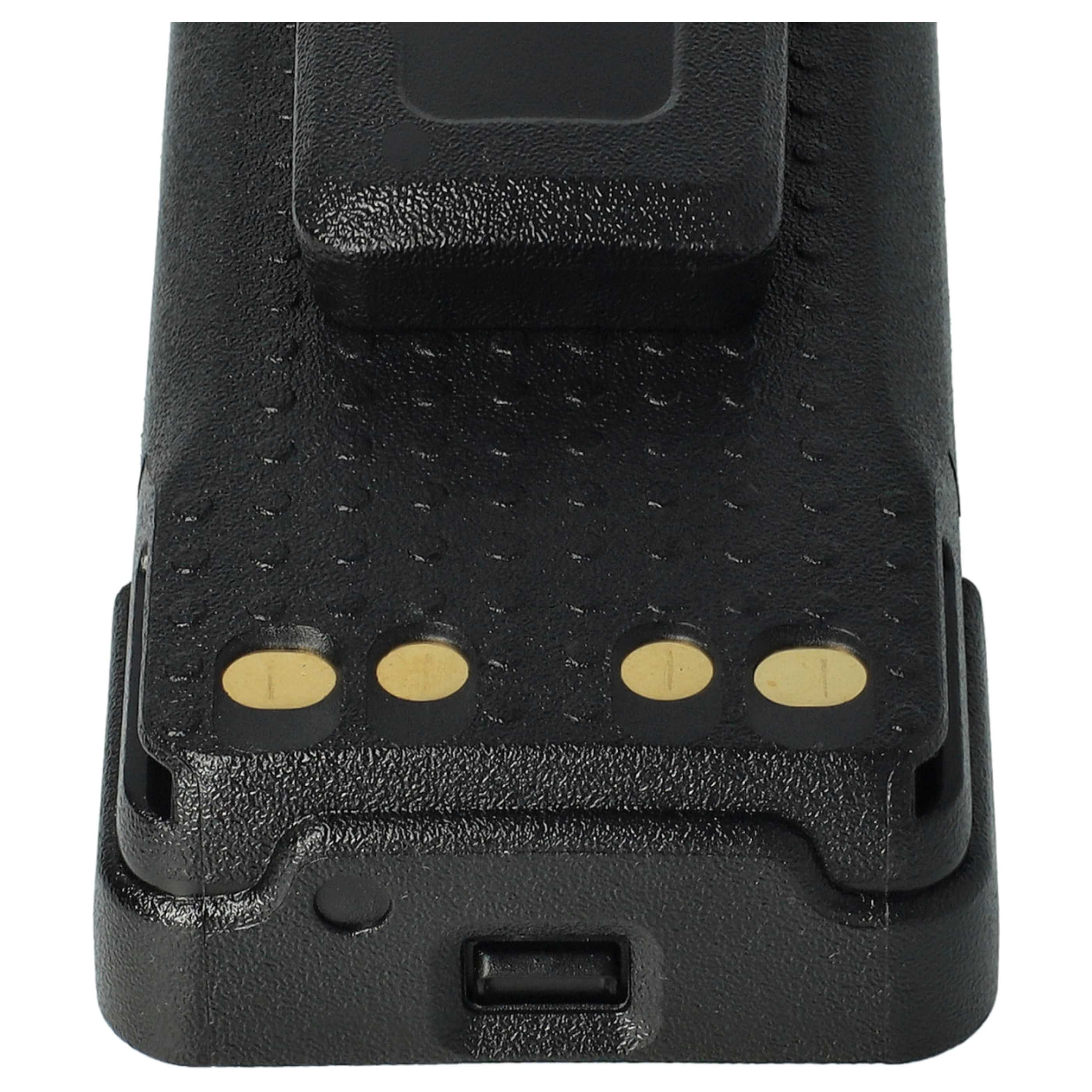 Ein schwarzes Funkgeräte-Akkupack. Es hat einen Gürtelclip, drei goldfarbene Kontaktpunkte und einen USB-Anschluss.