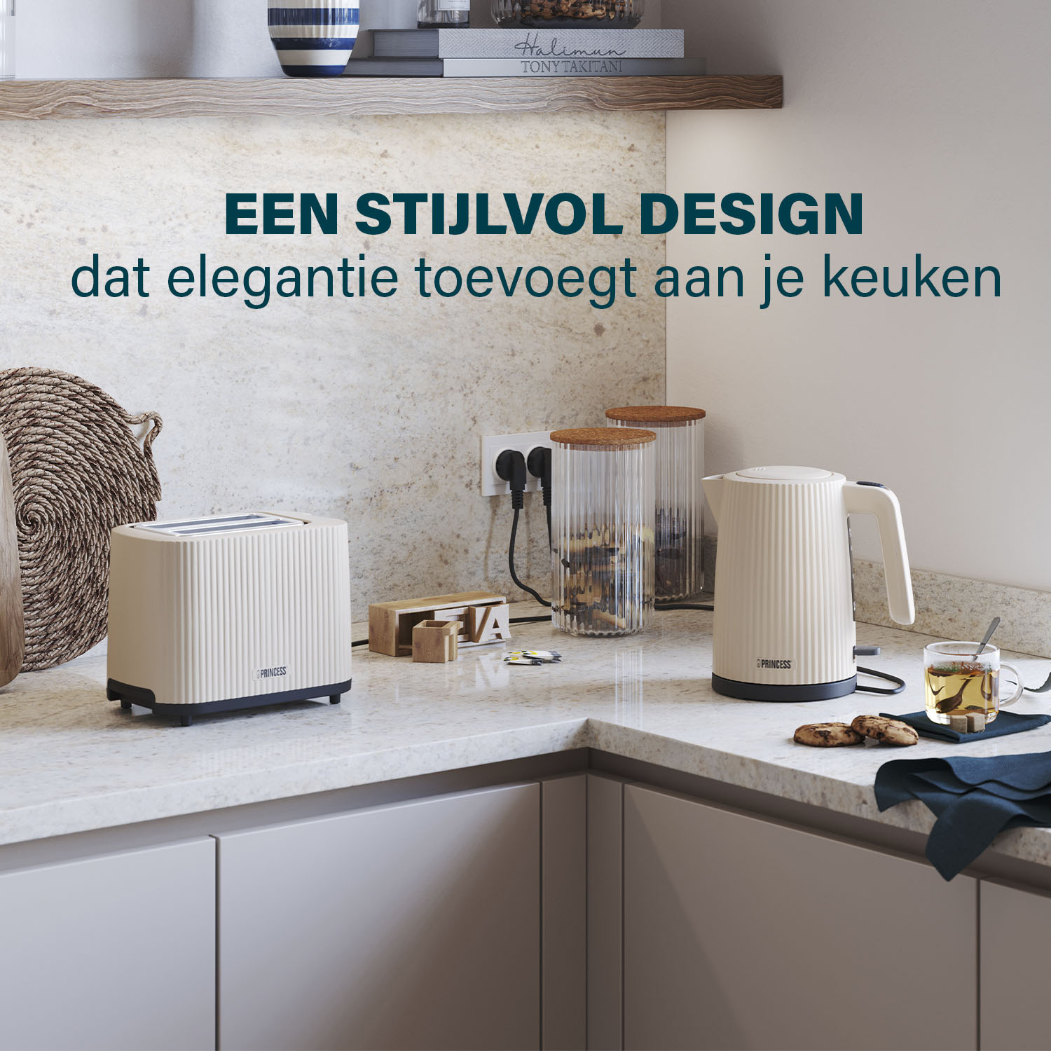 Kremowy toster, czajnik i słoiki na blacie kuchennym. Widoczne są również herbata, ciastka i granatowa serwetka.