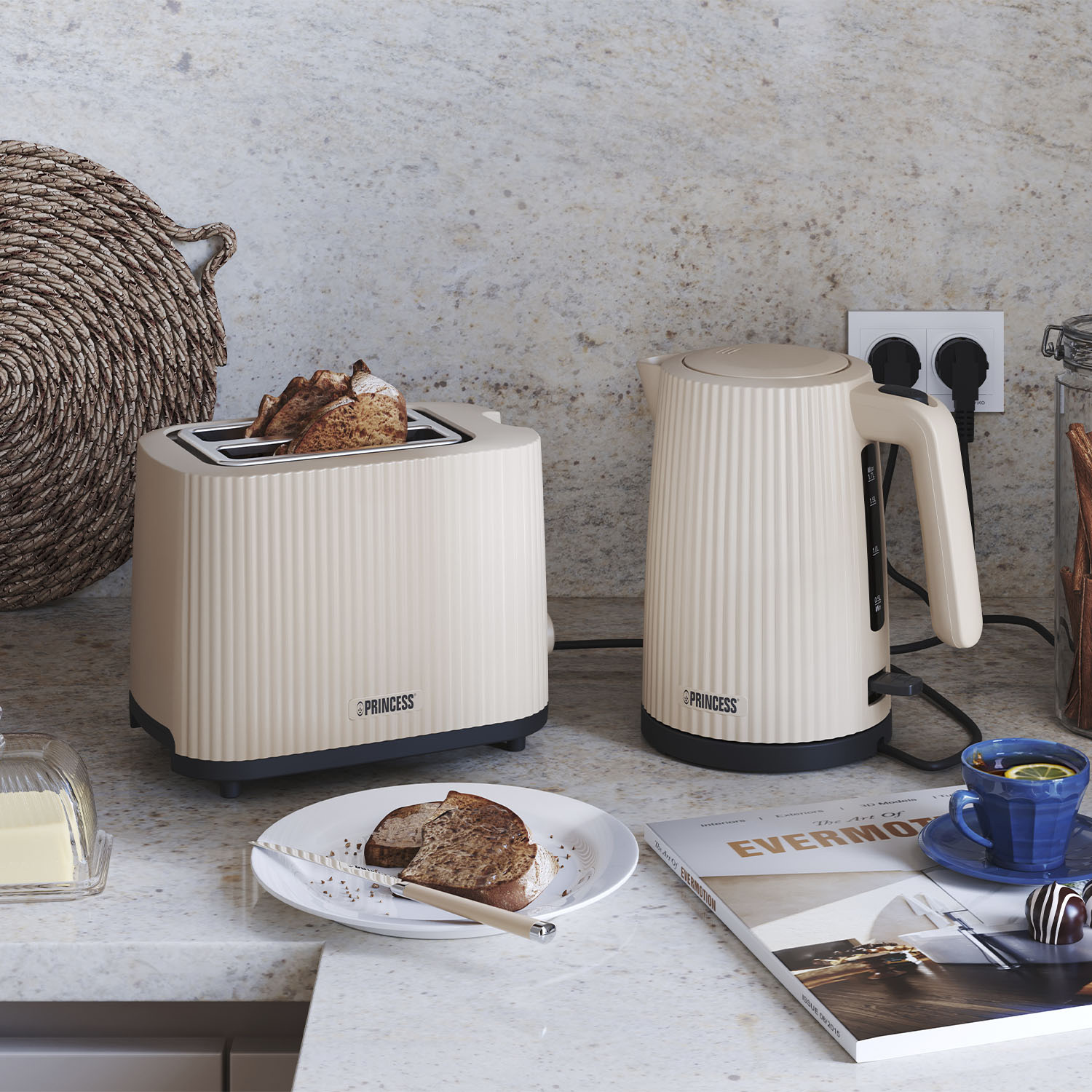 Toster z tostami, czajnik i filiżanka herbaty na blacie. Talerz z tostami i nóż również są obecne.