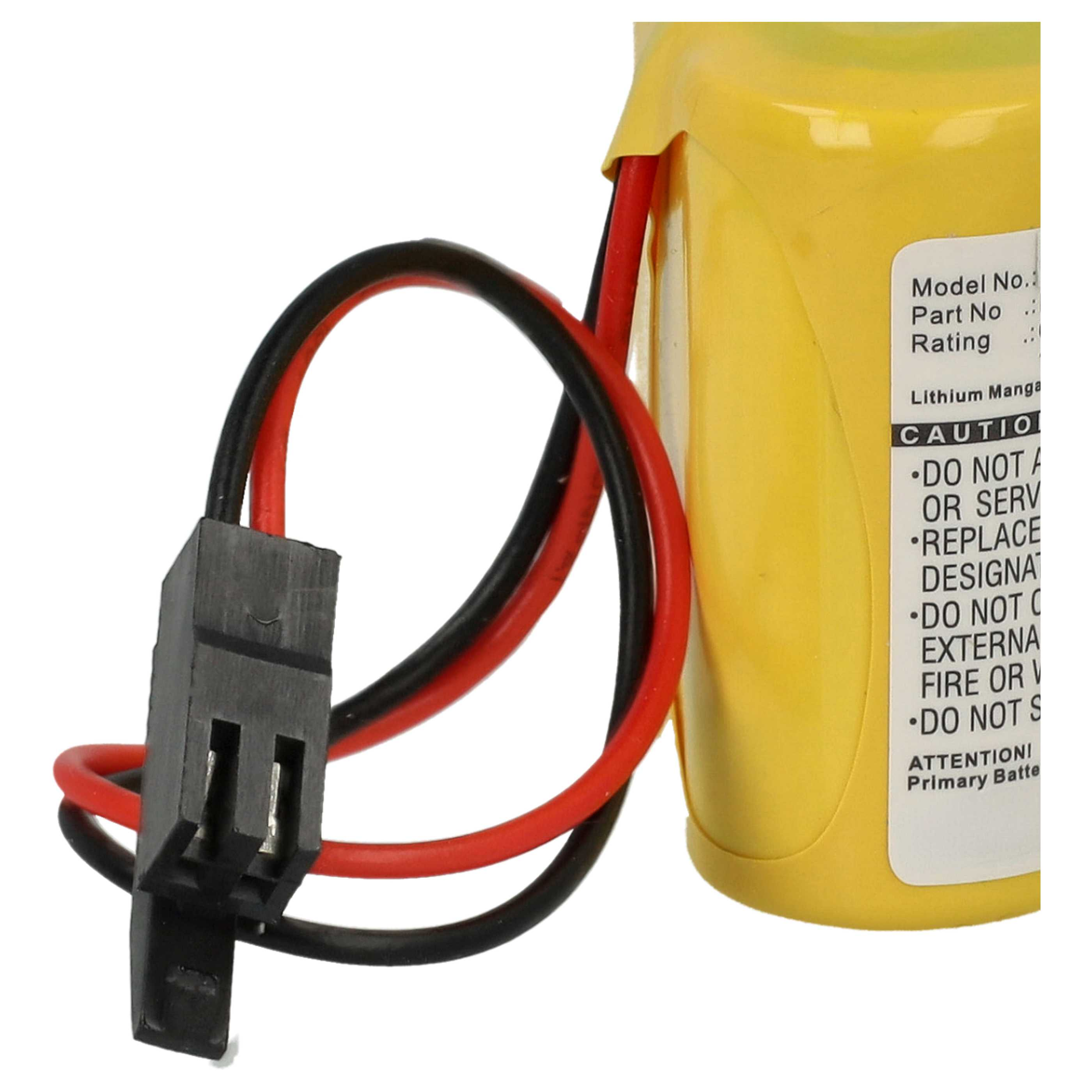 Ein gelber Akku mit roten und schwarzen Drähten, die an einen schwarzen Stecker angeschlossen sind. Warnungen sind auf dem Akku aufgedruckt.