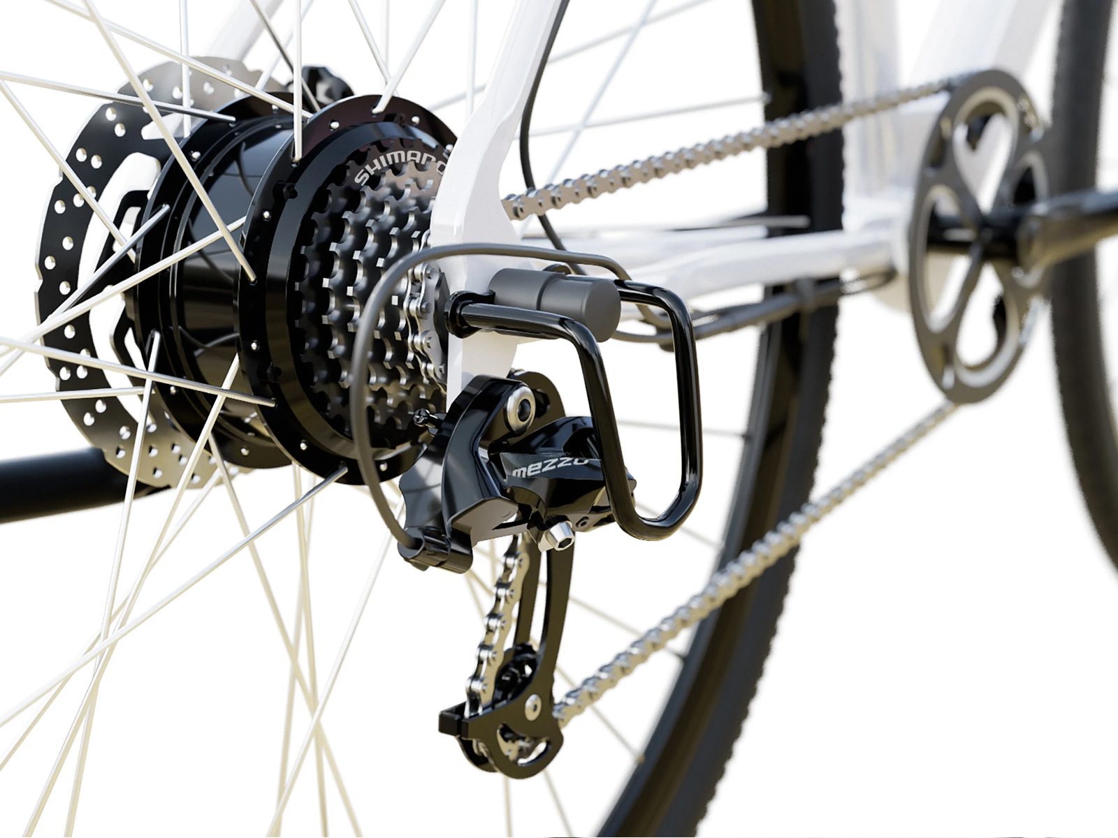 Nahaufnahme eines Fahrradhinterrads. Sichtbar sind Zahnräder, Kette, Bremsen und das Mezzo-Schaltwerk. Rad und Rahmen sind weiß.