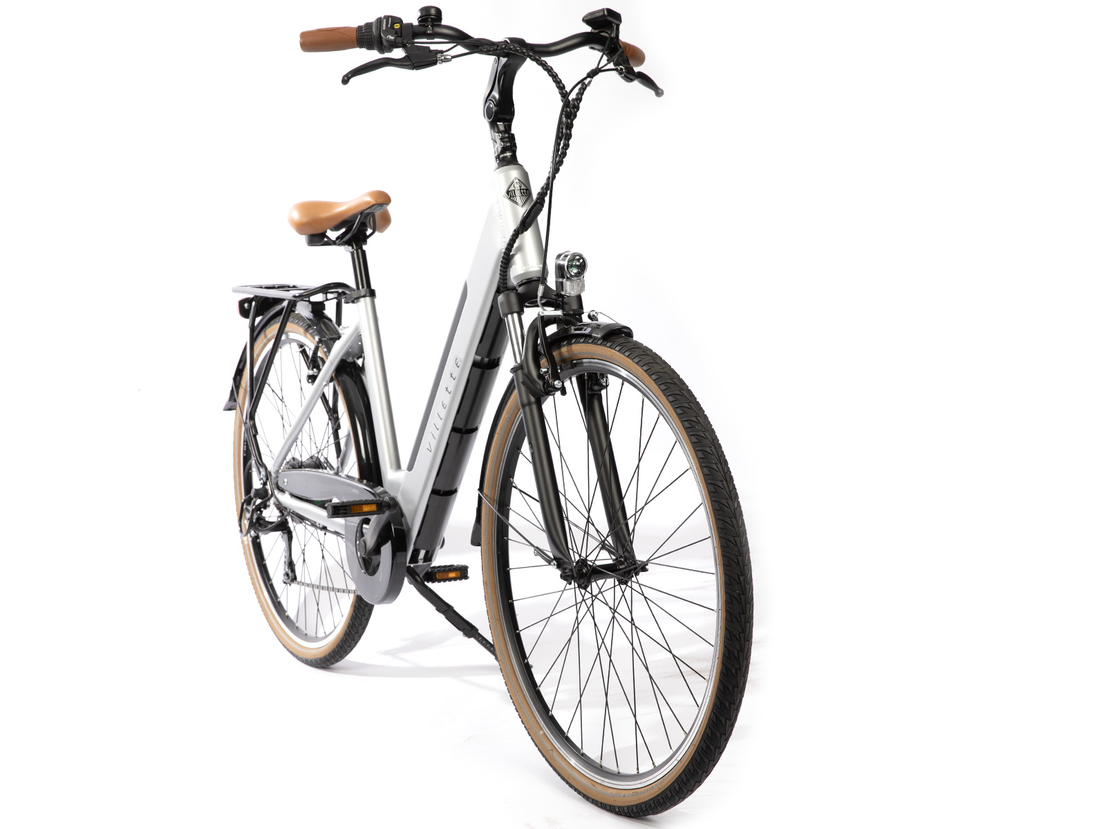 Een elektrische fiets met een wit frame, bruin zadel en banden. De handvatten zijn bruin. De achtergrond is wit.