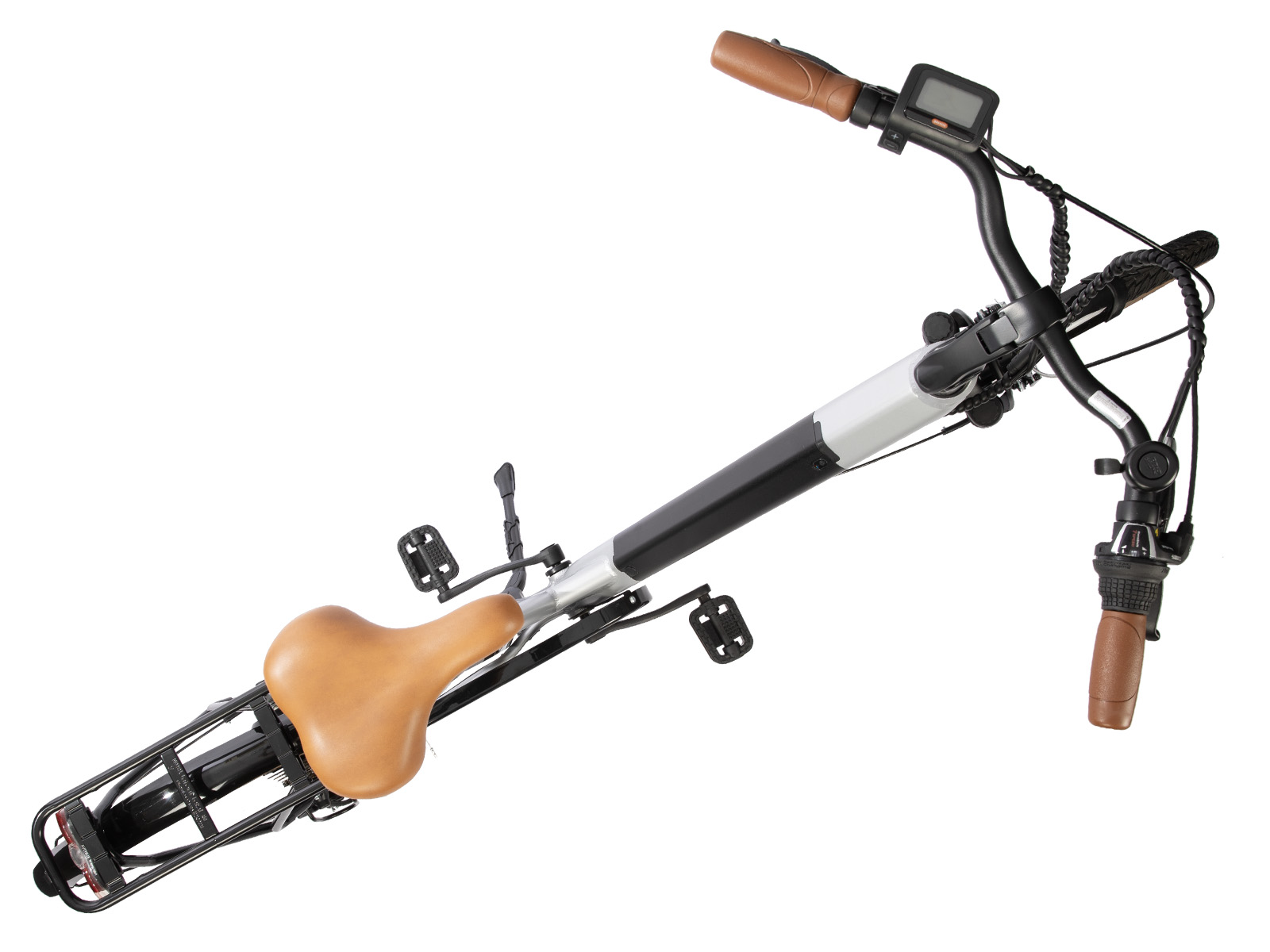 Een bovenaanzicht van een e-bike. Het heeft een bruin zadel en stuur, zwart frame en witte accenten. De achtergrond is wit.
