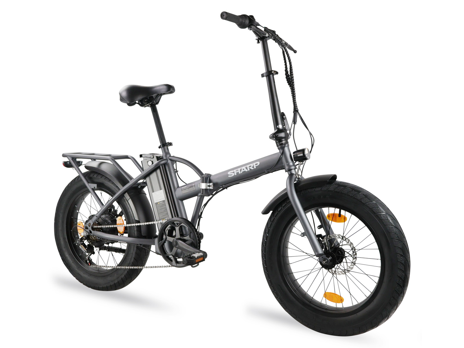Een grijze Sharp elektrische vouwfiets op een witte achtergrond. Met brede banden, een koplamp en een bagagerek.