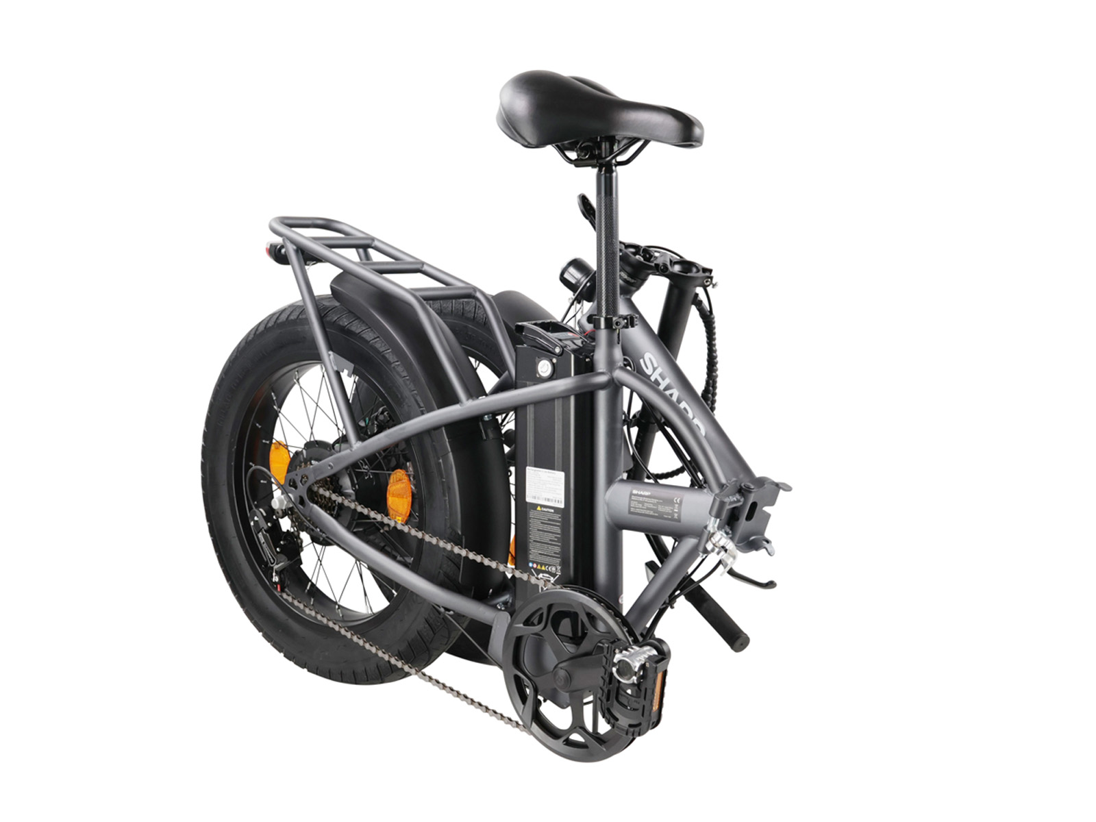 Een gedeeltelijk opgevouwen grijze elektrische fiets wordt getoond. De banden zijn zwart, net als het zadel en de accu.