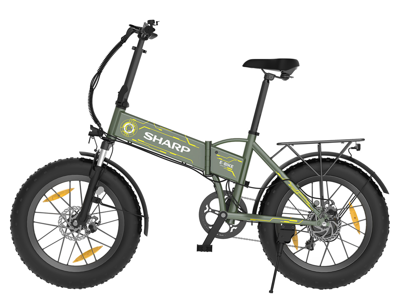 Ein olivgrünes Sharp E-Bike mit schwarzen Reifen. Es hat gelbe Akzente und einen Gepäckträger. Das Fahrrad steht vor weißem Hintergrund.