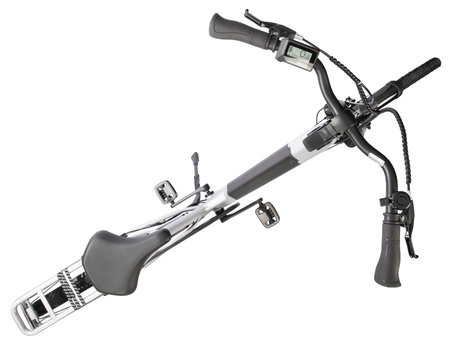 Een bovenaanzicht van een fiets. De fiets is grijs en zwart, met pedalen, een stuur, een zadel en een scherm op het stuur.