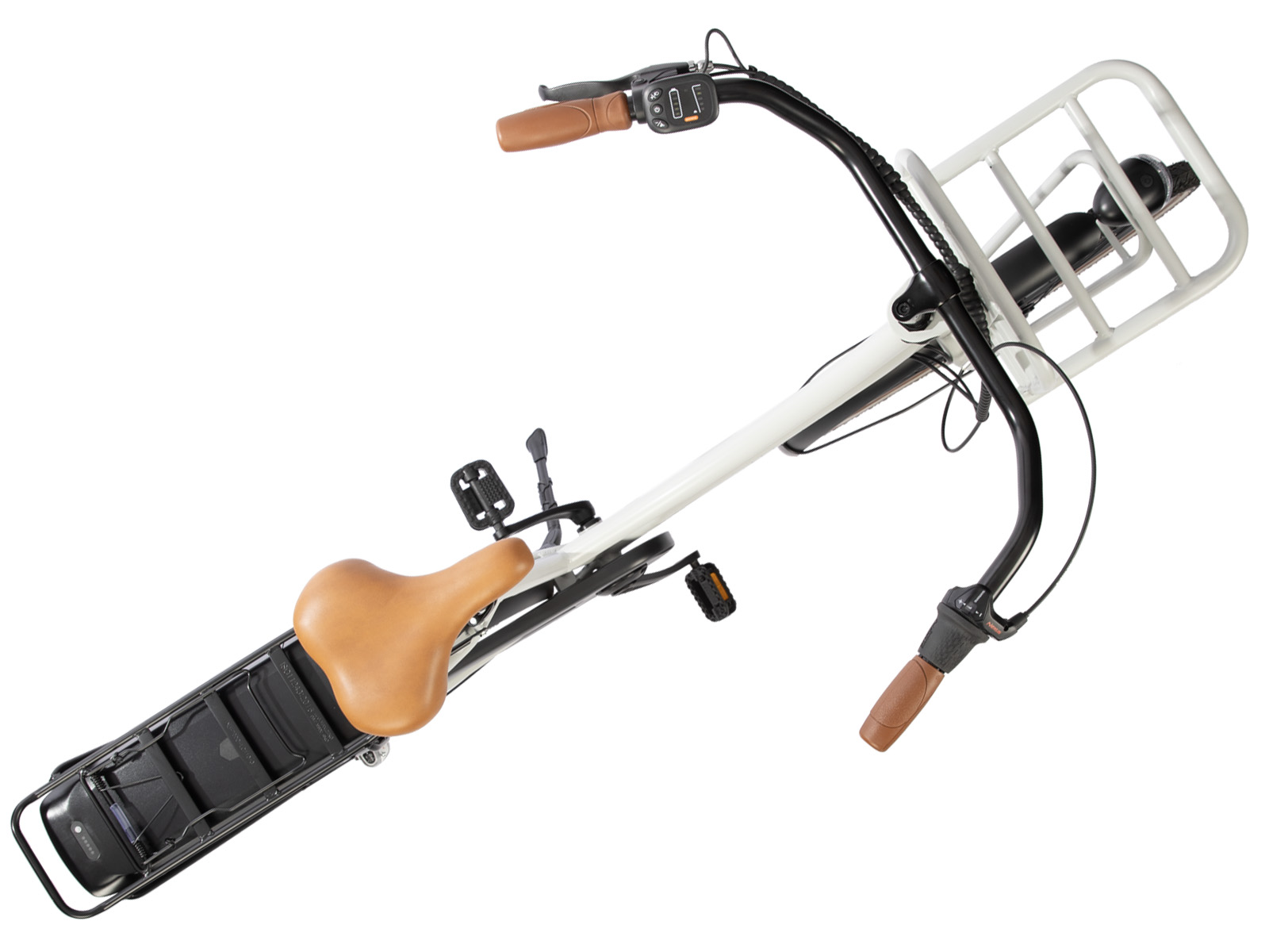 Een bovenaanzicht van een witte en zwarte fiets. Hij heeft een bruin zadel en stuur. Er is een wit bagagerek aan de achterkant.