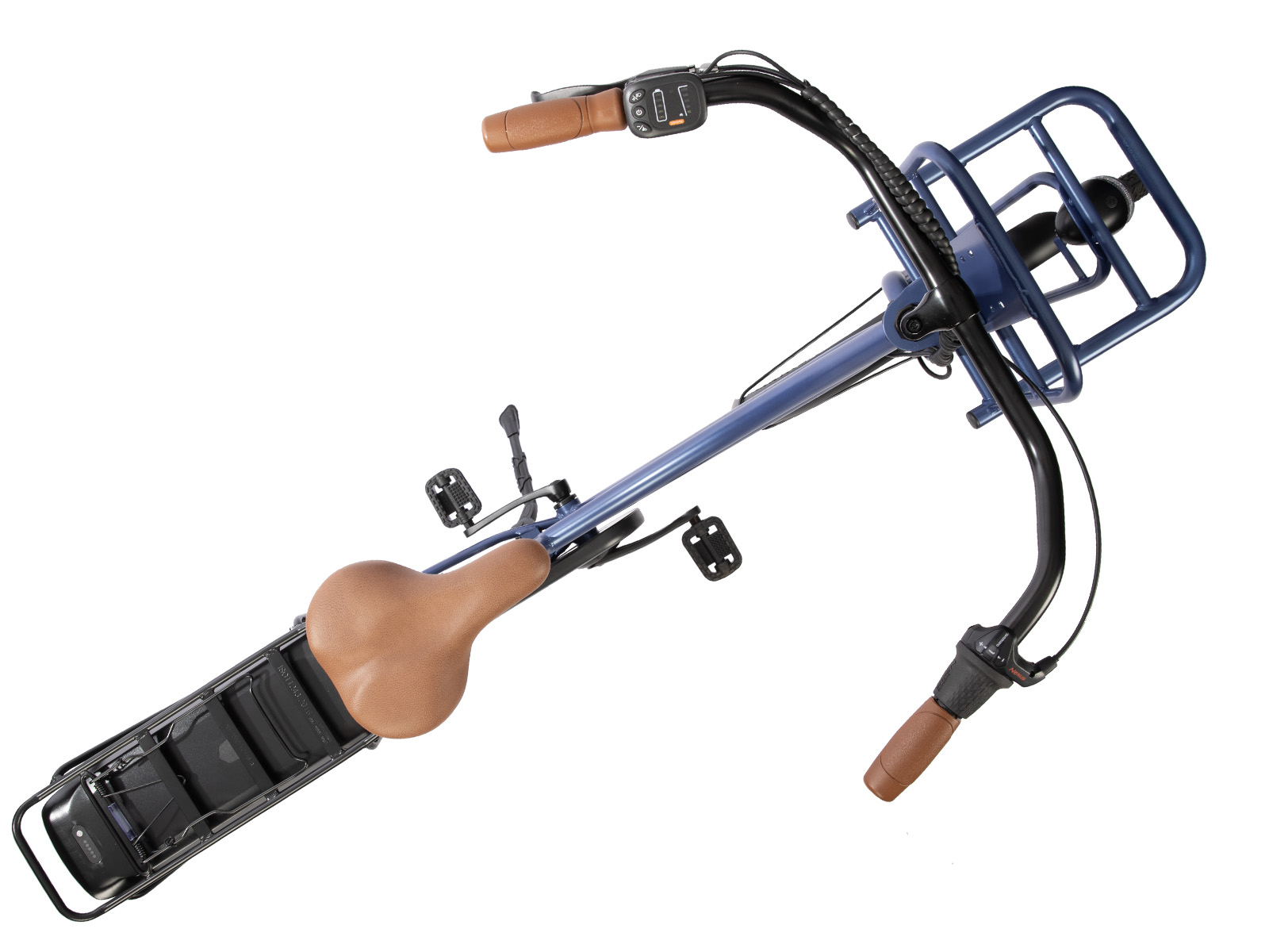 Bovenaanzicht van een blauwe fiets met bruin zadel en stuur. Zwarte bagagedrager en pedalen zichtbaar tegen een witte achtergrond.