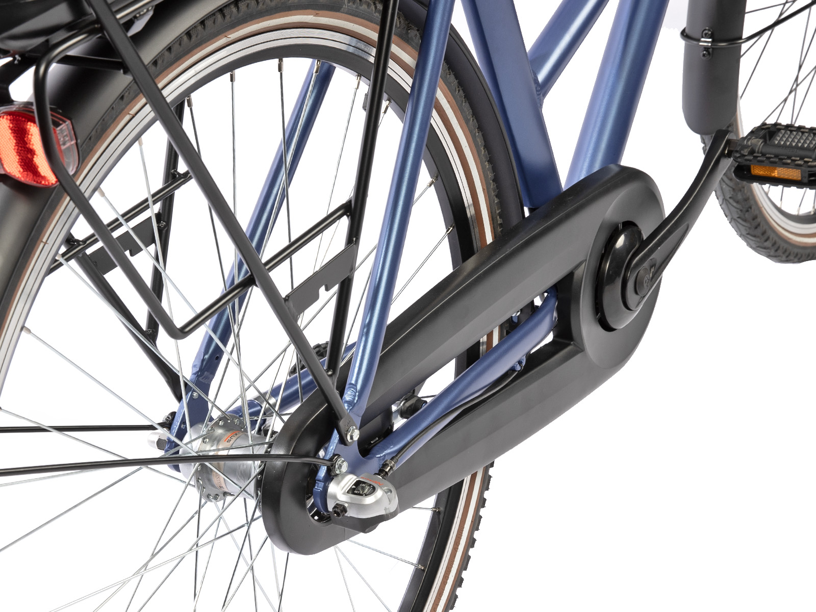 Close-up van het achterwiel en frame van een blauwe fiets. Zwarte bagagedrager, kettingkast en band met bruine zijwand zijn zichtbaar.