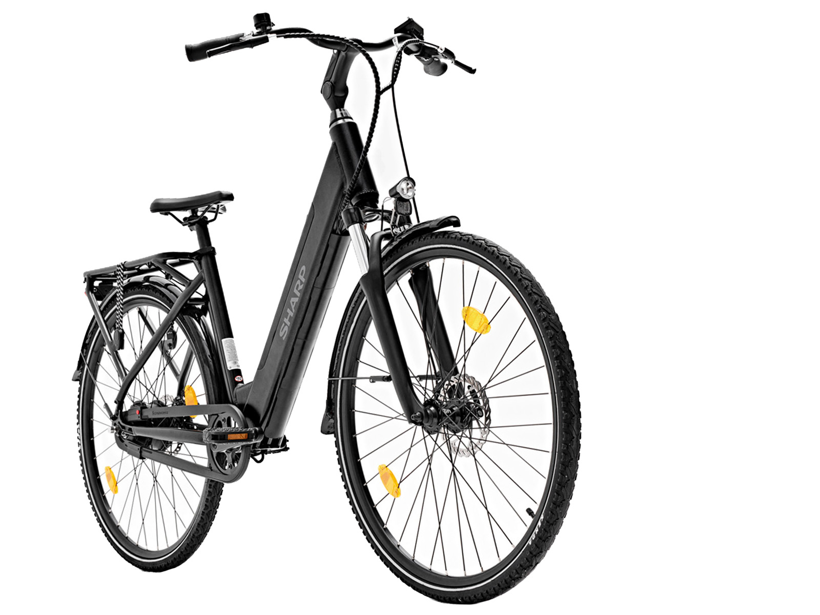 Ein schwarzes Sharp-Elektrofahrrad auf weißem Hintergrund. Es hat einen Sitz, Räder und einen Lenker. Das SHARP-Logo ist sichtbar.
